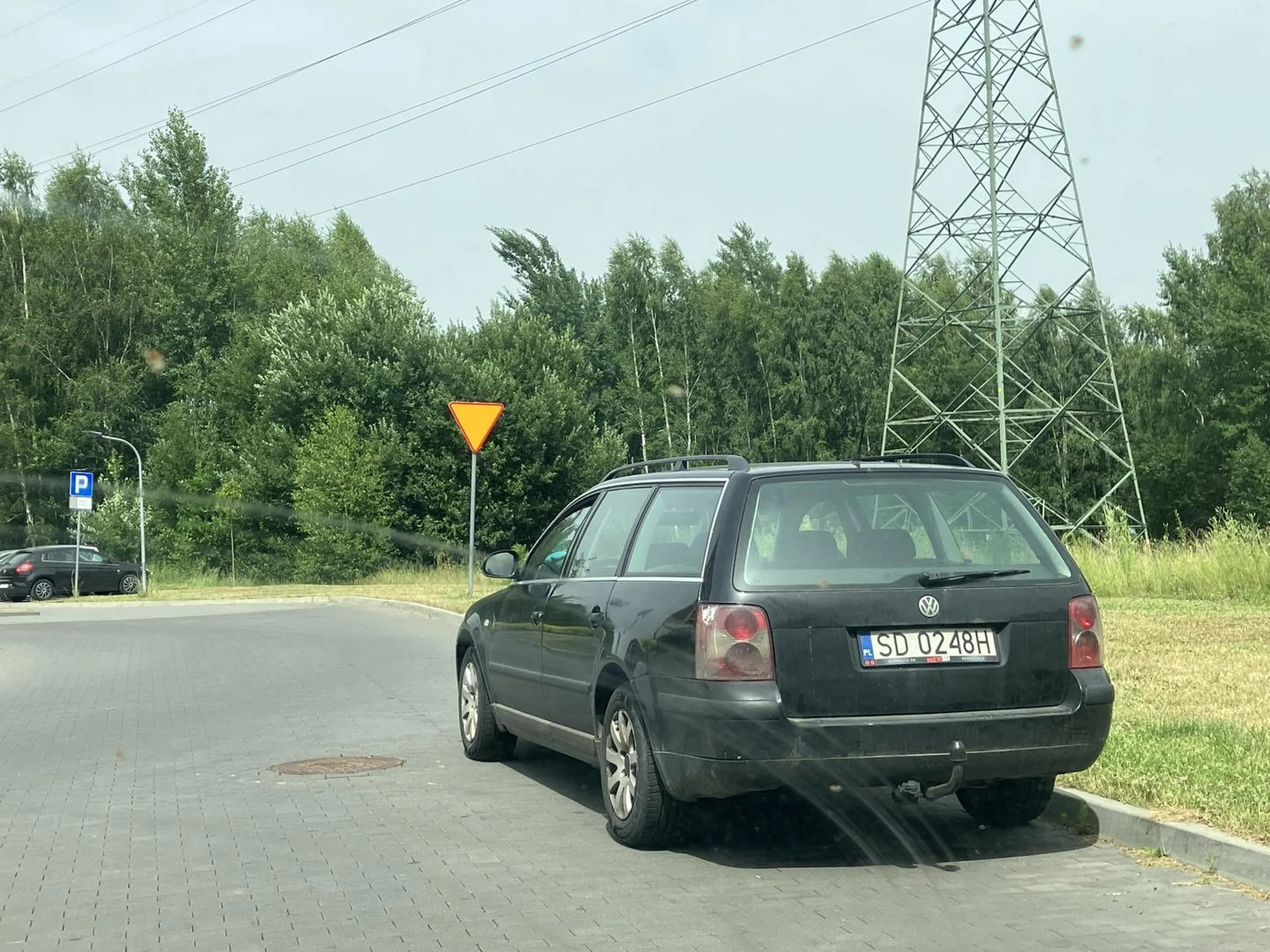 Wiesniak blokuje wyjazd z osiedla. Parkuje tuż pod znakiem „ustąp pierwszeństwa” mimo oznaczenia terenu jako Strefa Zamieszkania. Prawo jazdy znalezione w chipsach. Brak wyobraźni j lenistwo!