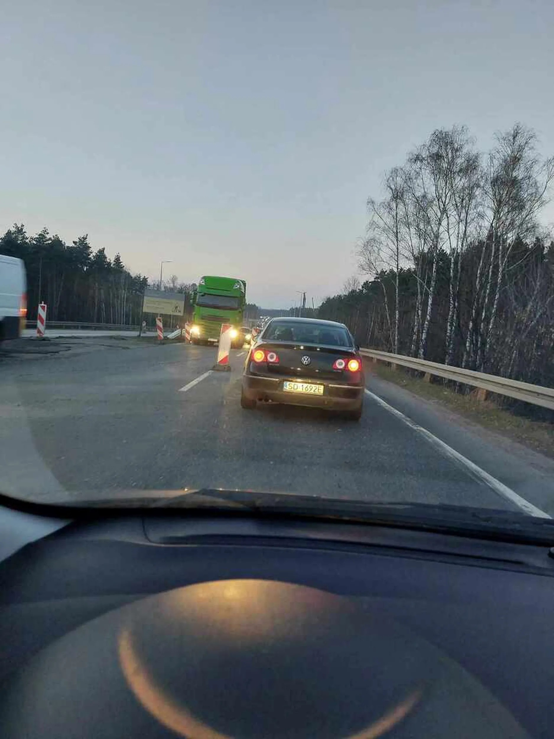 Szanowny Patusie z Passata, królu polskiej wsi Chciałbym cię uświadomić, że w Polsce od już dość długiego czasu obowiązuje jazda na zasuwak. To oznacza, że podczas jazdy na suwak nie masz prawa blokować mi ruchu i dojeżdżać do zderzaka innego auta (to akurat inny przepis który też łamiesz), trąbiąc na mnie. W ten sposób łamiesz przepisy, bo nie ustępujesz mi pierwszeństwa. Nie, jazda na suwak to nie jedna z pozycji seksualnych które możesz wykorzystać z chłopakiem z którym obaj pokazywaliście nam faka. PS. Zatrzymywanie się na środku jedni żeby pokazywać środkowy palec to też łamanie przepisów, przy okazji wkur*** nie tylko mnie, ale cały korek za nami. Następnym razem jak tak zrobisz, to po prostu w ciebie wjadę, będę mieć wszystko nagrane i będziesz mi dopłacał za swoje fetysze