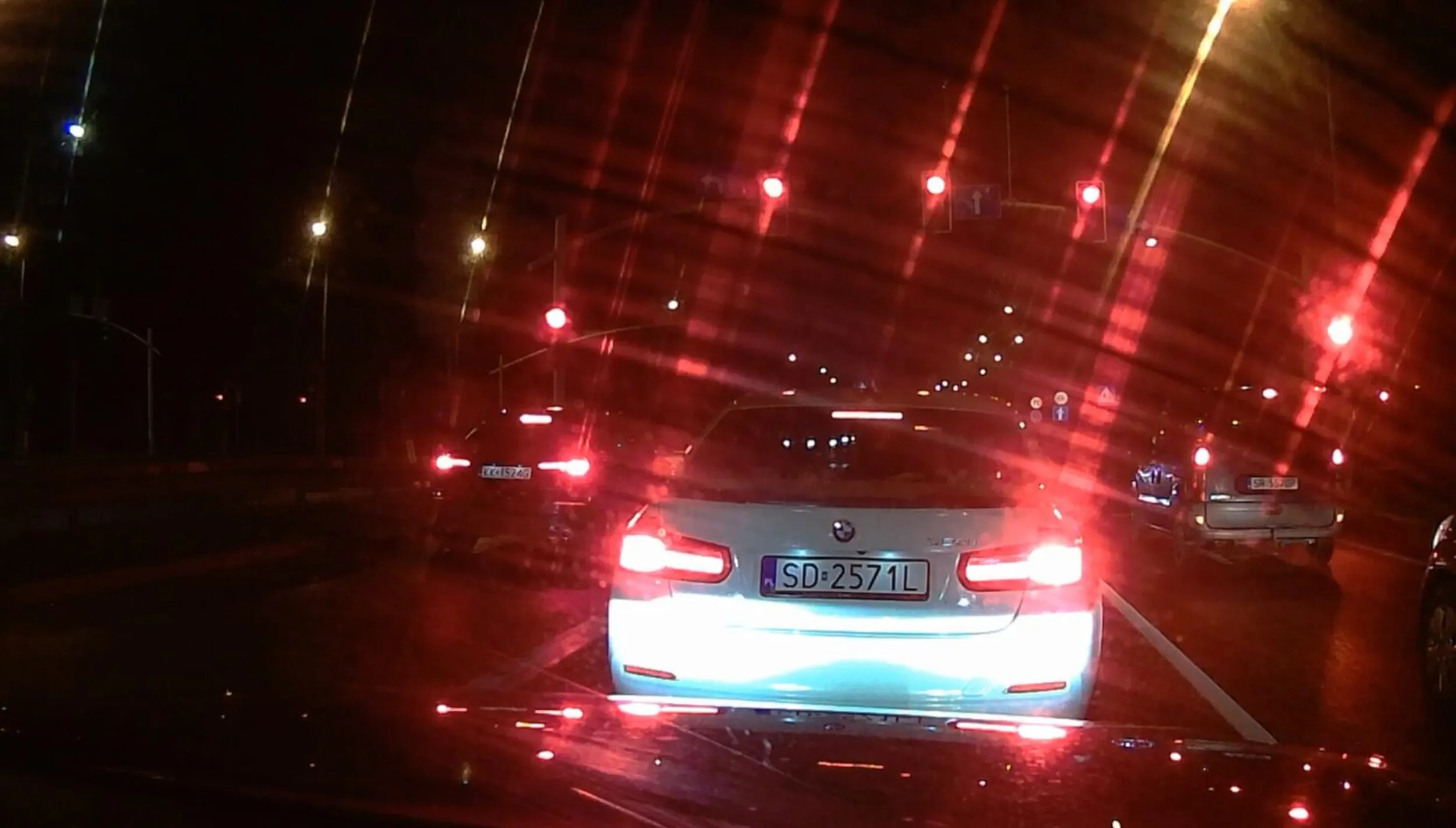 gamoń wyrzuca niedopałki papierosów przez okno na ulicę