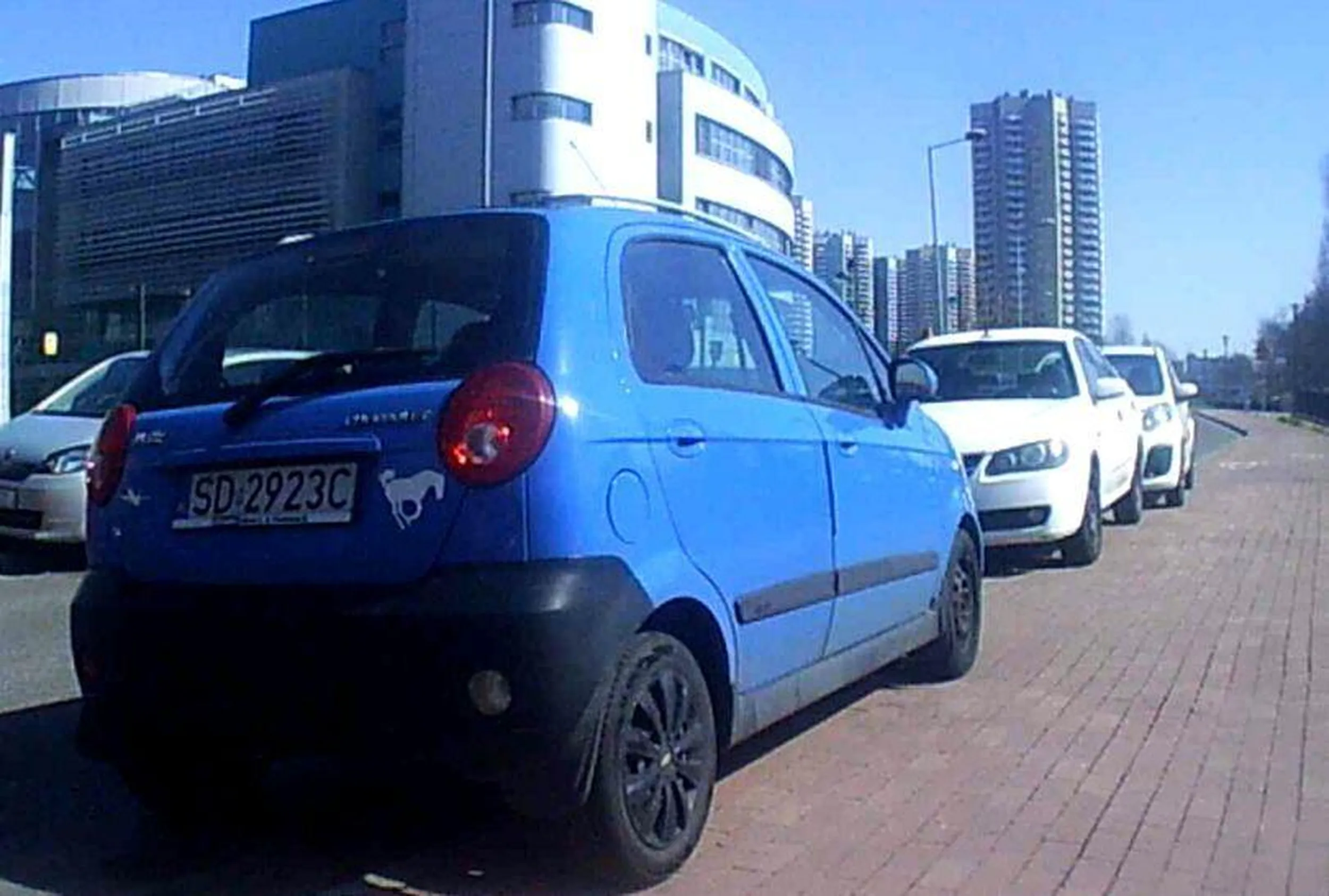 tak się parkuje cały dzień na drodze dla rowerów, bo wielki cham, znaczy pan nie będzie płacił 10 zł za parking jak inni, na to pieniędzy gołodupiec nie ma więc przepisy i zasady go nie obchodzą, bo jest sprytniejszy jak reszta głupków którzy uczciwie płacą i uczciwie nie utrudniają życia innym.