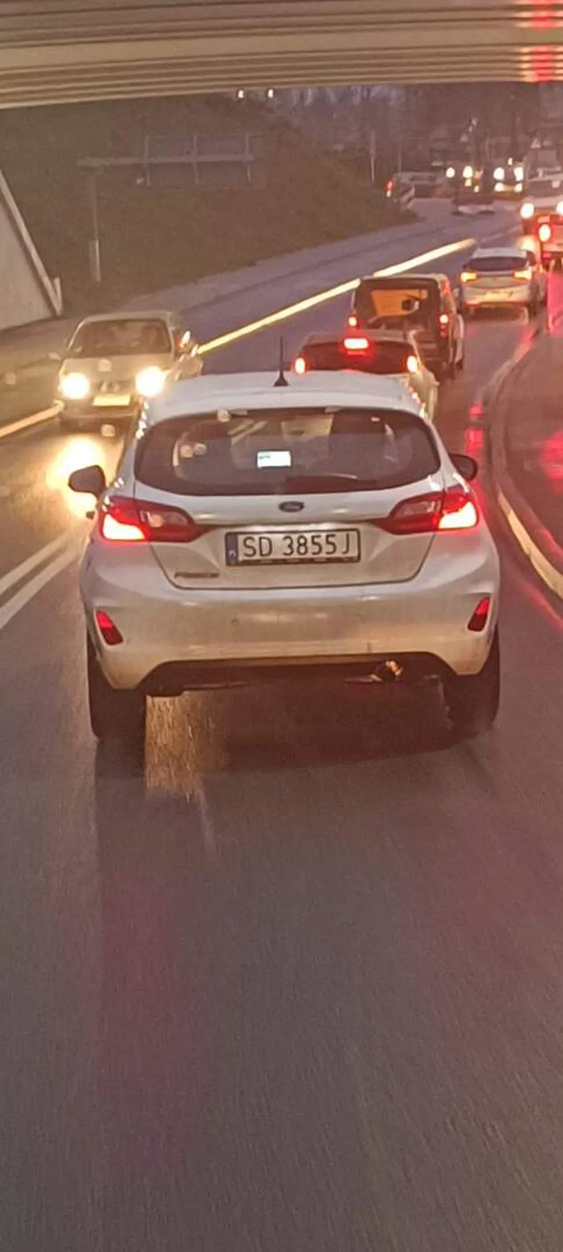 Zdajesz sobie ty pustaku, bo inaczej nie da się tego NAZWAĆ!!! Że zabił/zabiła byś człowieka na pasach ? Dobrze że facet się zatrzymał w połowie pasów, a gdyby to było dziecko ???!!!! To nie wiem czy było by co zbierać. Sytuacja miała miejsce przy przystanku Dąbrowa korzeniec zielona!!!!