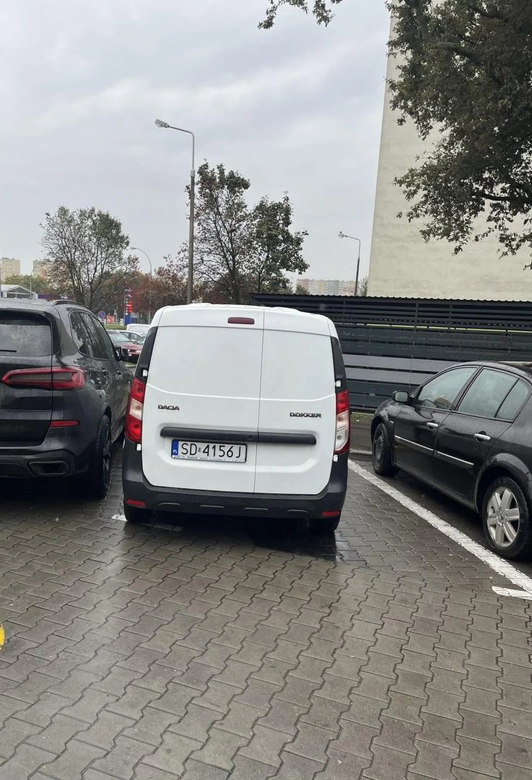 Głupie babsko nie umie parkować w liniach a później się pruje do ludzi, że za blisko się zaparkowało.