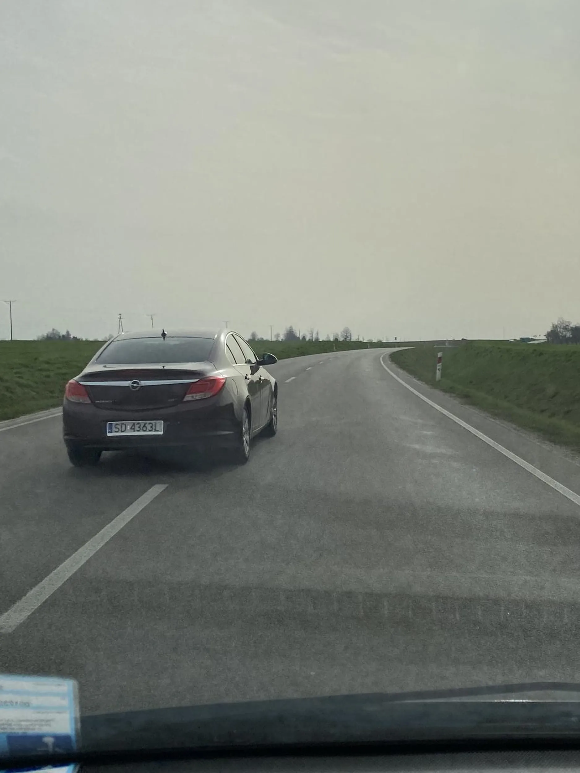 Stara rura wyrzuca śmieci do lasu przez okno. Na zwrócenie uwagi kieruje wobec mnie agresje słowną.