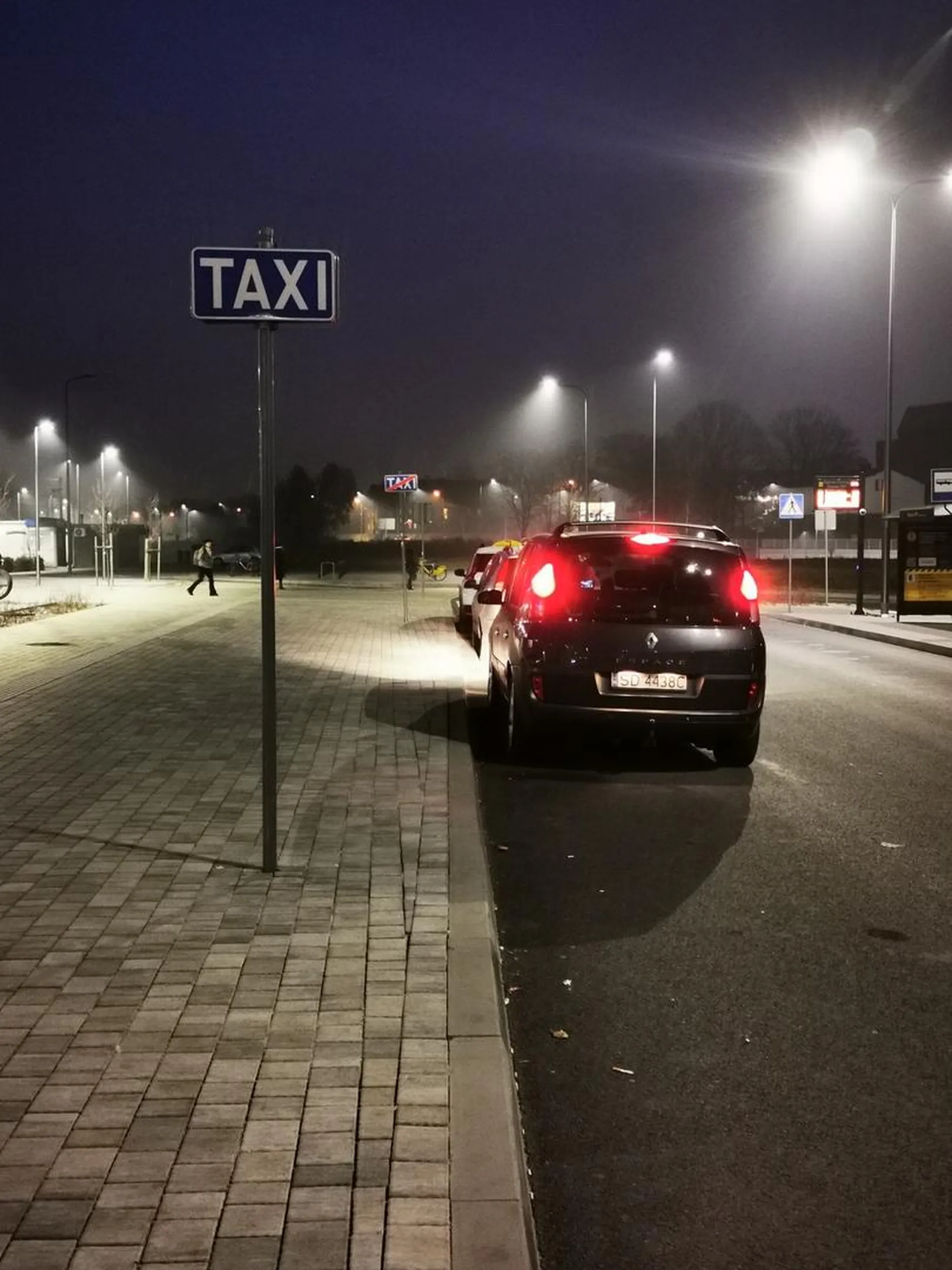 Najlepiej wjechać pod ZAKAZ, później zająć miejsce dla taksówki bo trzeba parę osób odebrać z dworca. Patrząc na WAGĘ pasażerów to spacer kilka metrów dalej na parking by im się przydał!