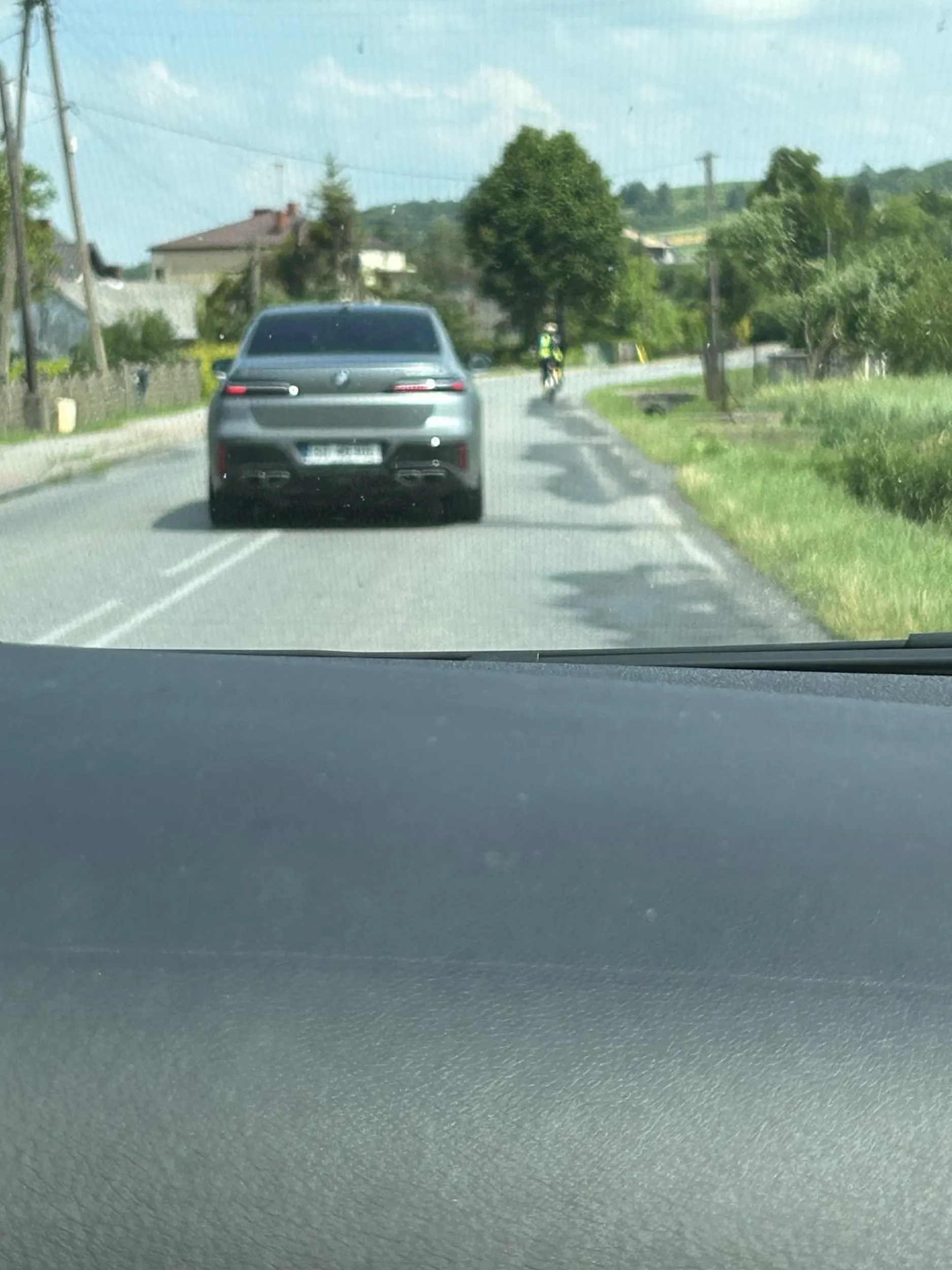 Agresywny pirat drogowy !!! Jedzie srodkiem drogi po linii ciaglej bo owsiki pieczą gdy nie moze kazdego wyprzedzic w terenie zabudowanym !!! Zaraz bedziesz mial klocki do wymiany w tym swoim bmw !!!!!