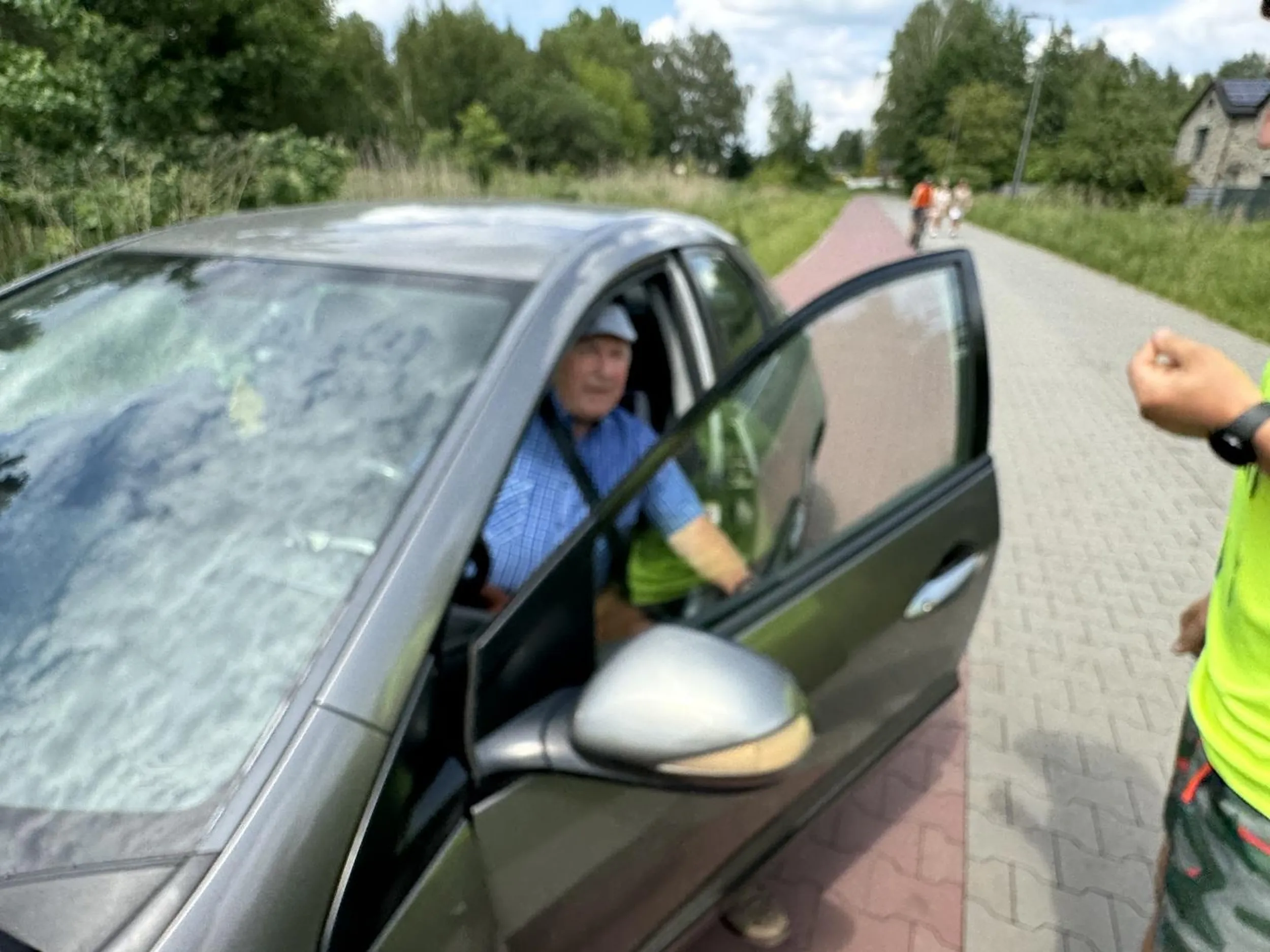 Pan zapinkala po ścieżce dla rowerów. Brawo