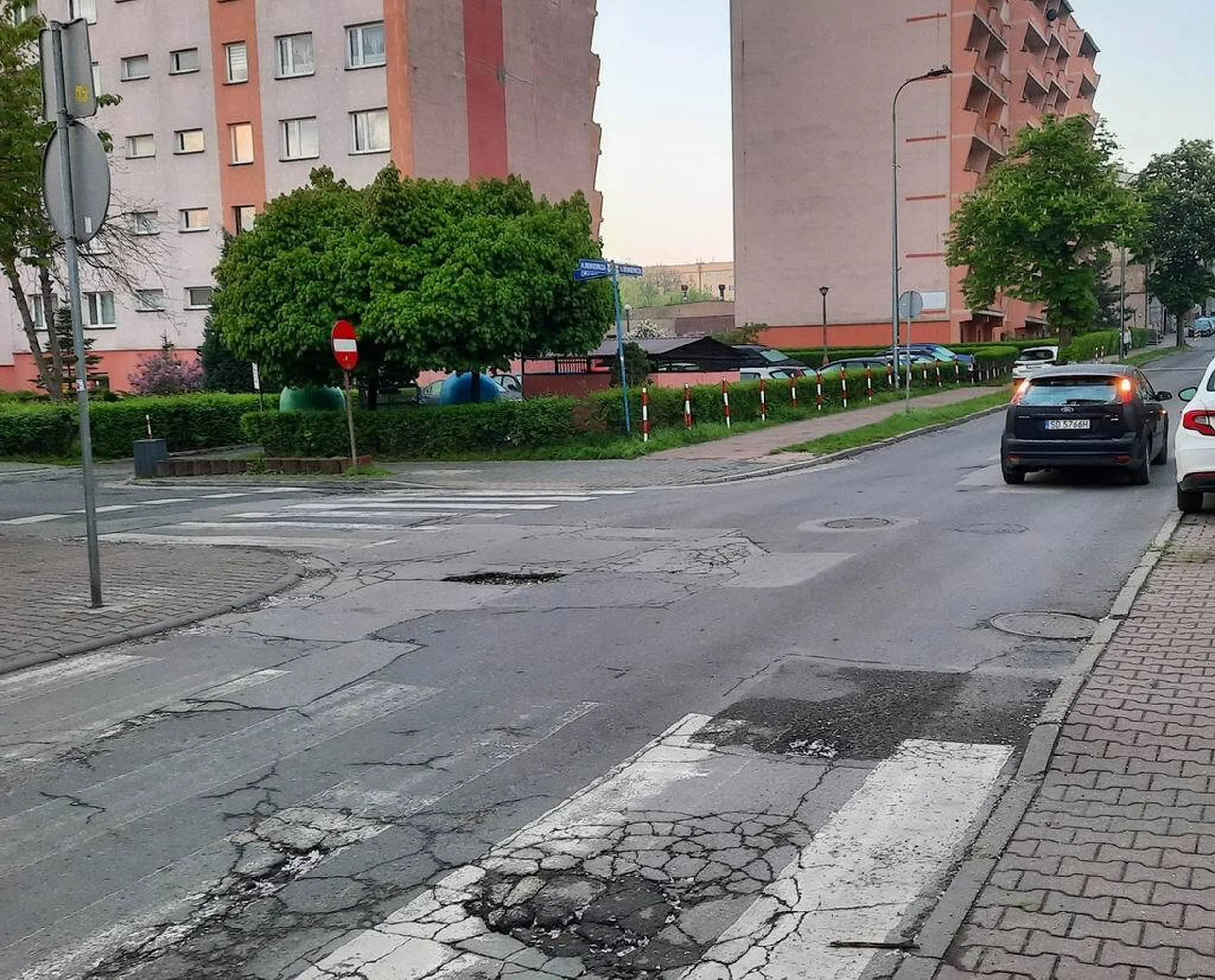 Spragniony wody ognistej zaparkował na środku skrzyżowania i poszedł do całodobowego monopolowego po zaopatrzenie. ALE WŁĄCZYŁ AWARYJNE Ma się ten gest!