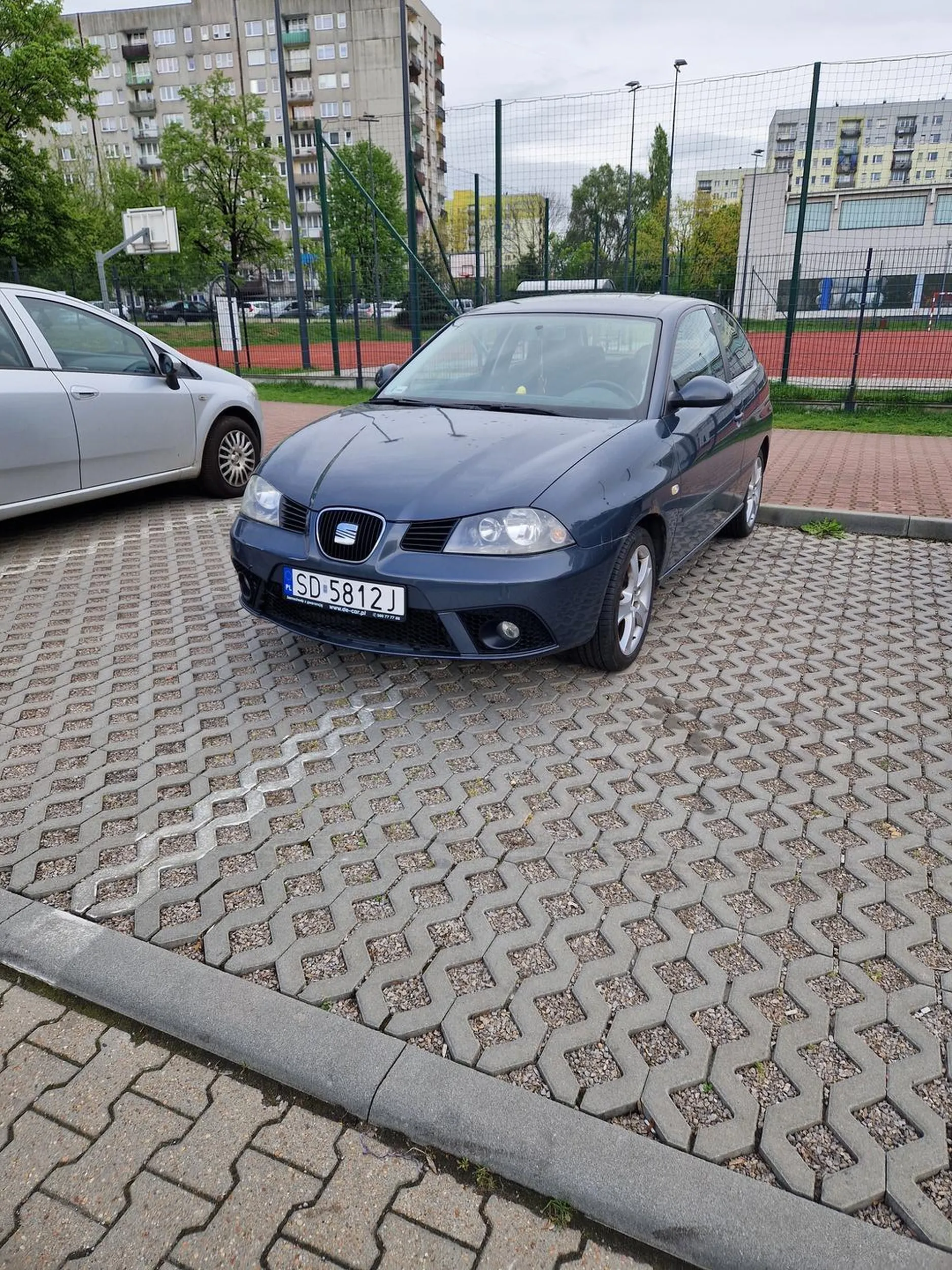 Czy kierujący tym pojazdem ma problemy ze wzrokiem? A) tak B) tak