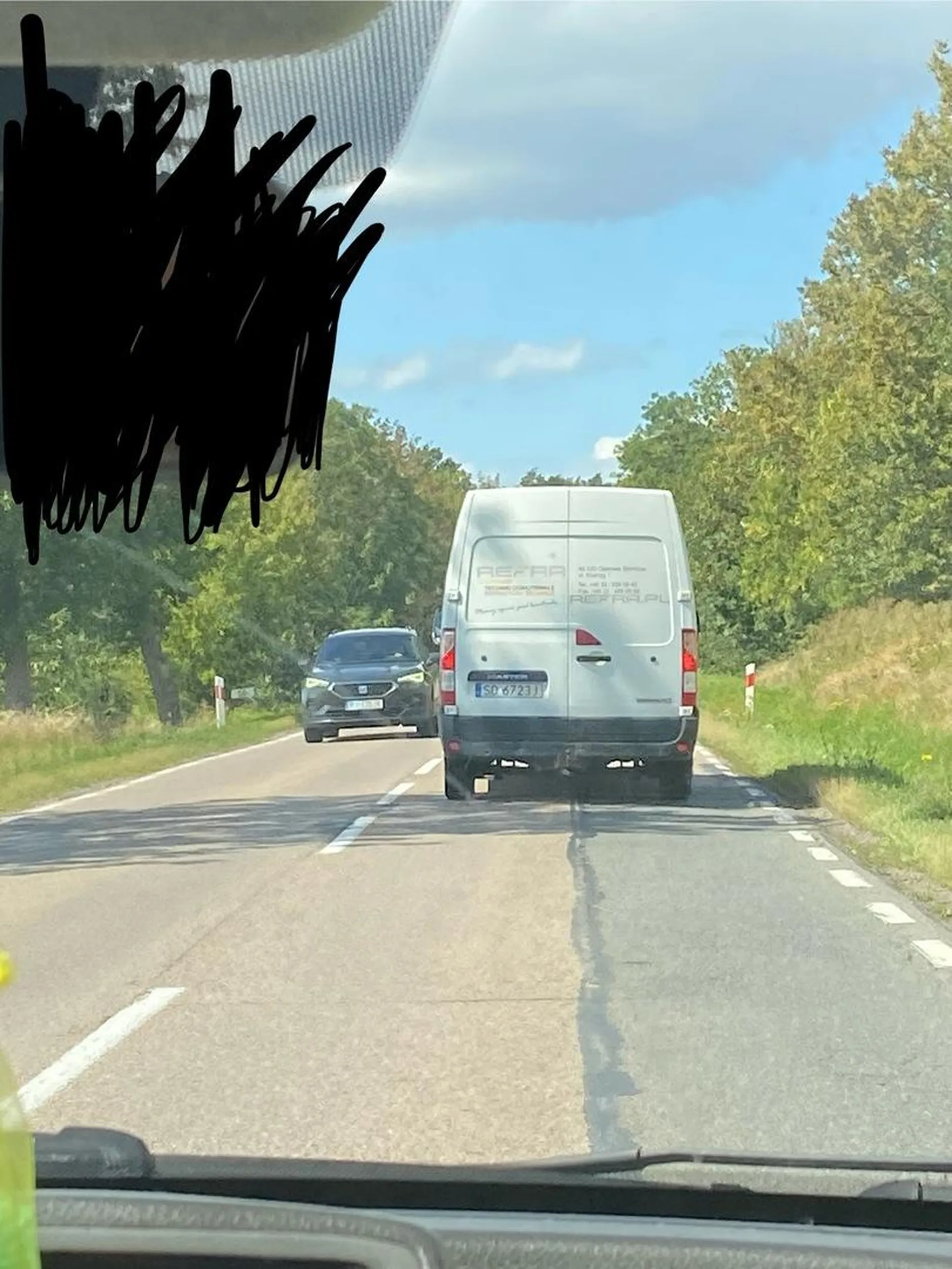 Chłop wyprzedza na trzeciego, prawie spowodował wypadek. Droga Orzysz - Giżycko.