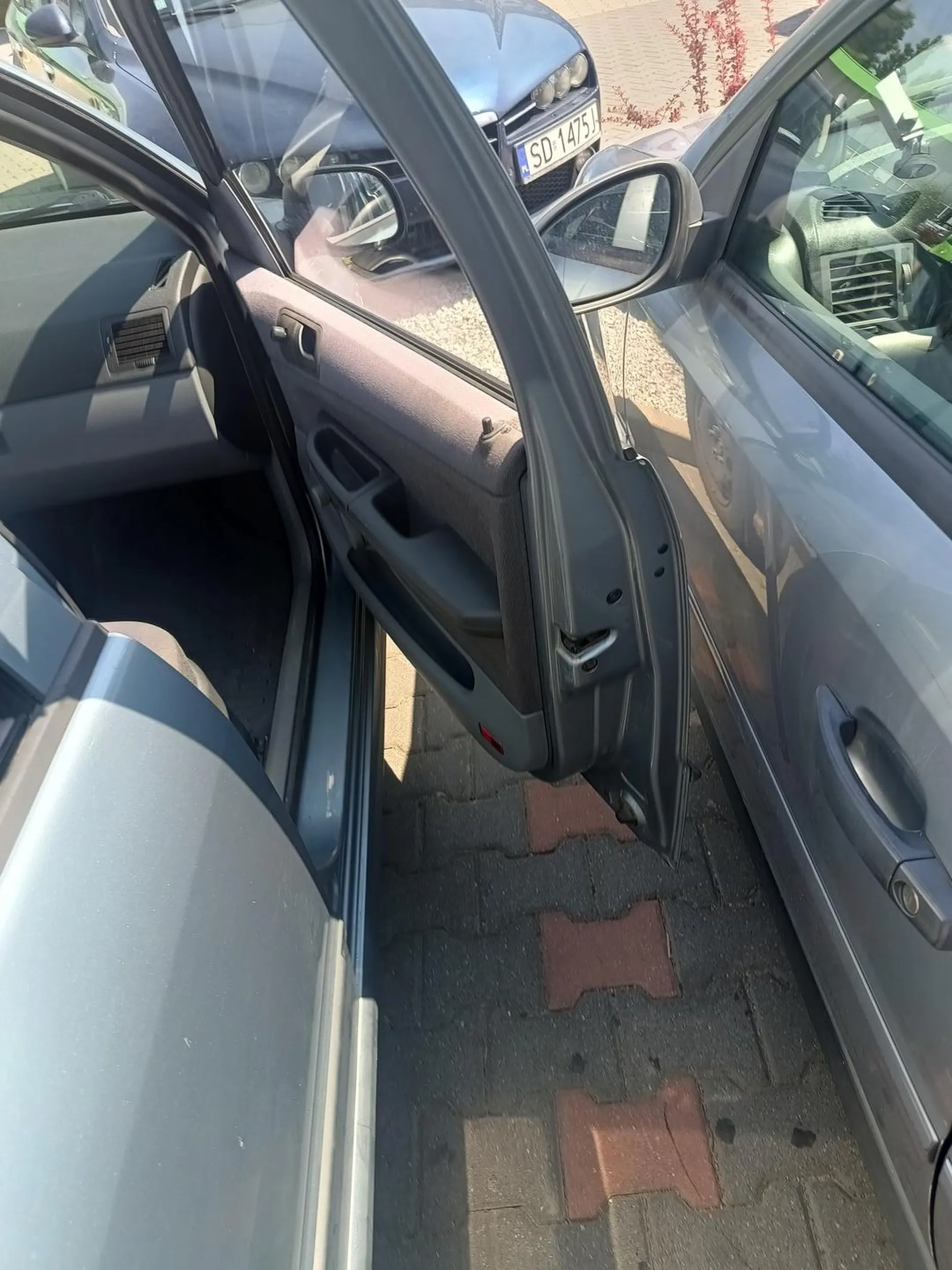 Byłam z osobą starszą i pomimo prośby aby pani się odsunęła udała że mnie nie słyszy i poszła dalej. Do auta nie dało się wejść pomimo, że jestem szczupłą osoba. Brak kultury osobistej.