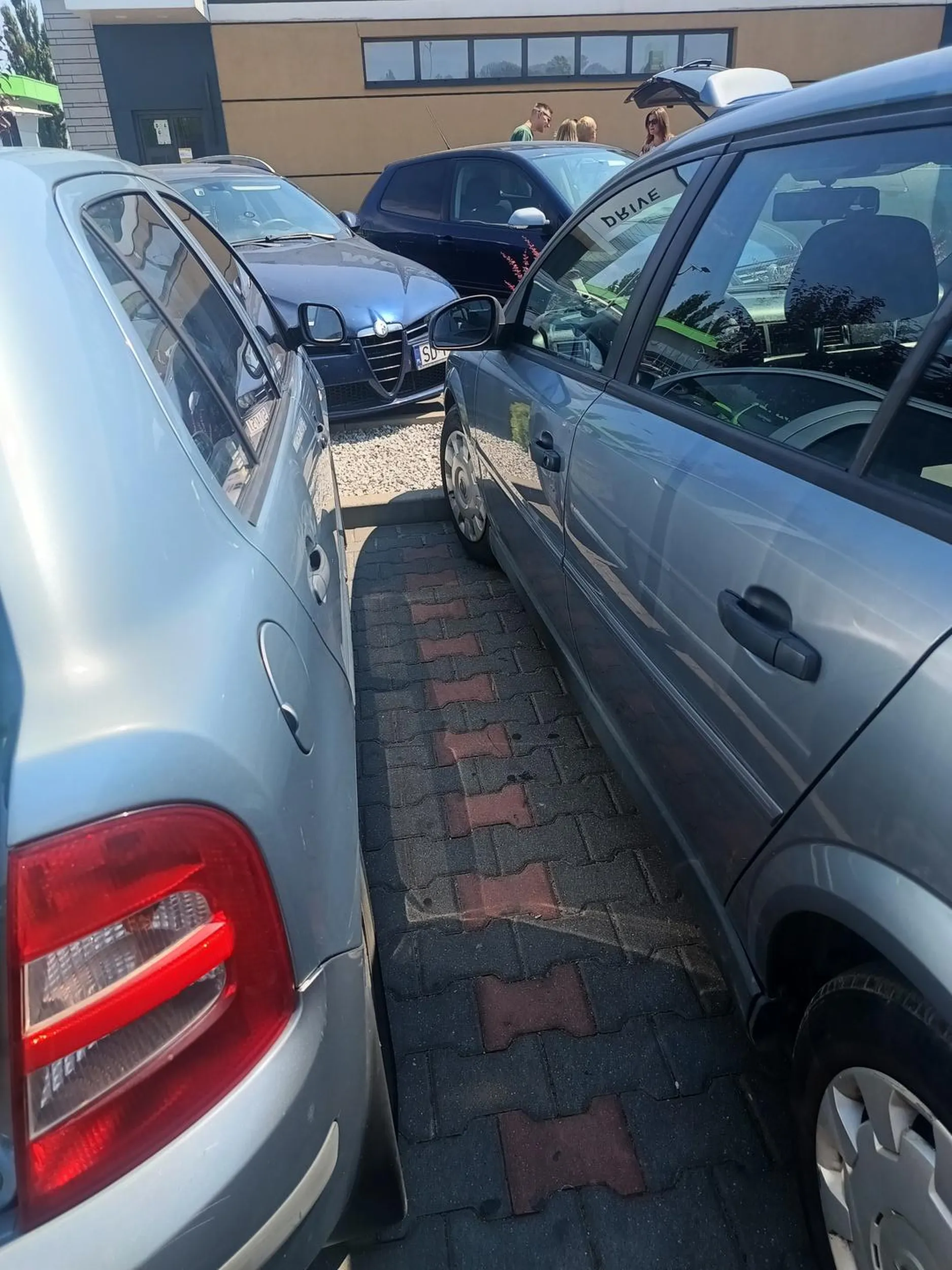 Byłam z osobą starszą i pomimo prośby aby pani się odsunęła udała że mnie nie słyszy i poszła dalej. Do auta nie dało się wejść pomimo, że jestem szczupłą osoba. Brak kultury osobistej.