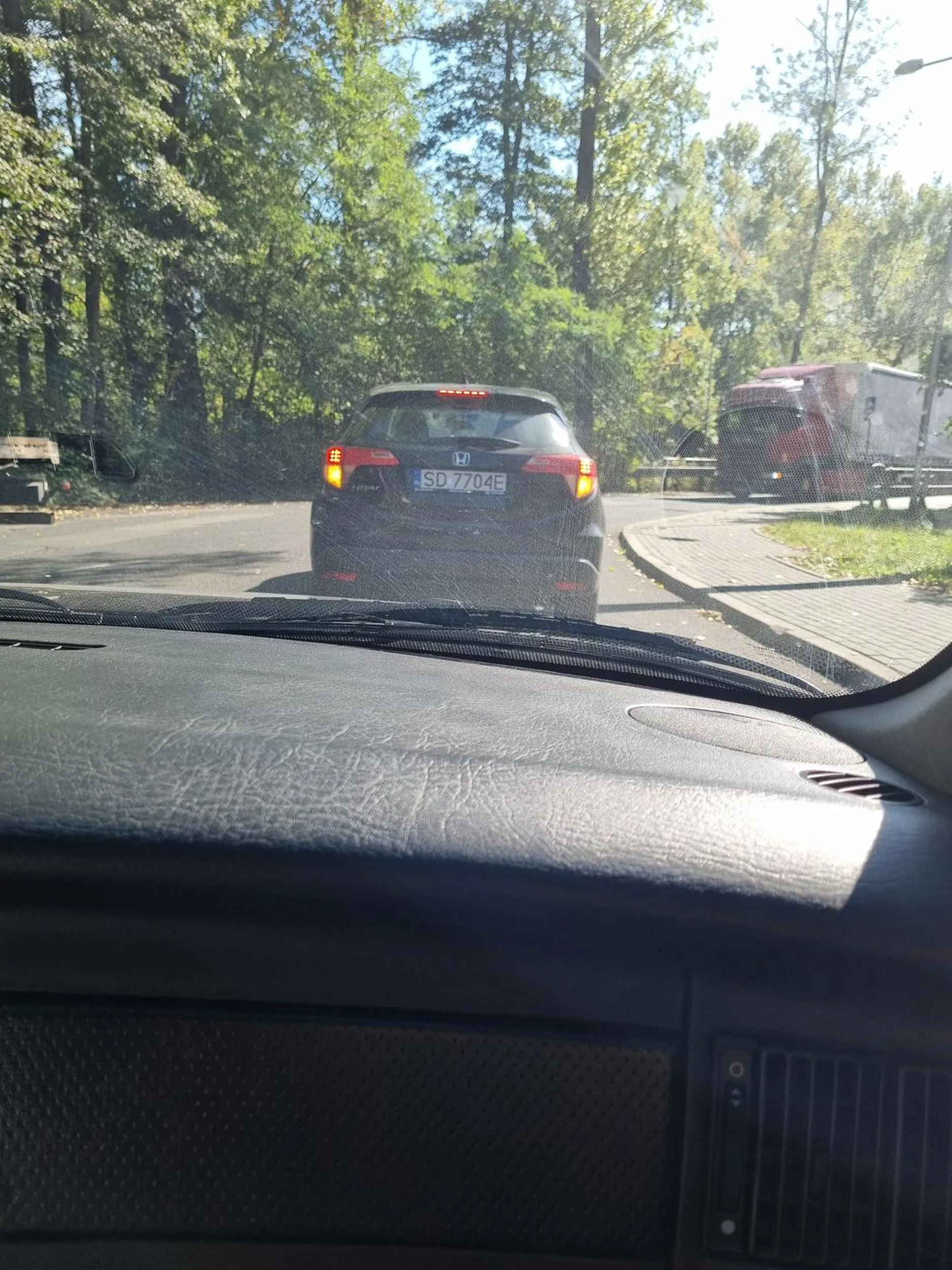 chłop wymusza stłuczkę albo nie potrafi jeździć, staje gwałtownie na środku drogi gdzie nie można wyprzedzić, po chwili włącza awaryjne, udaję, że rusza dalej i znowu chamuje bez żadnych wyjaśnień, uważać na typa