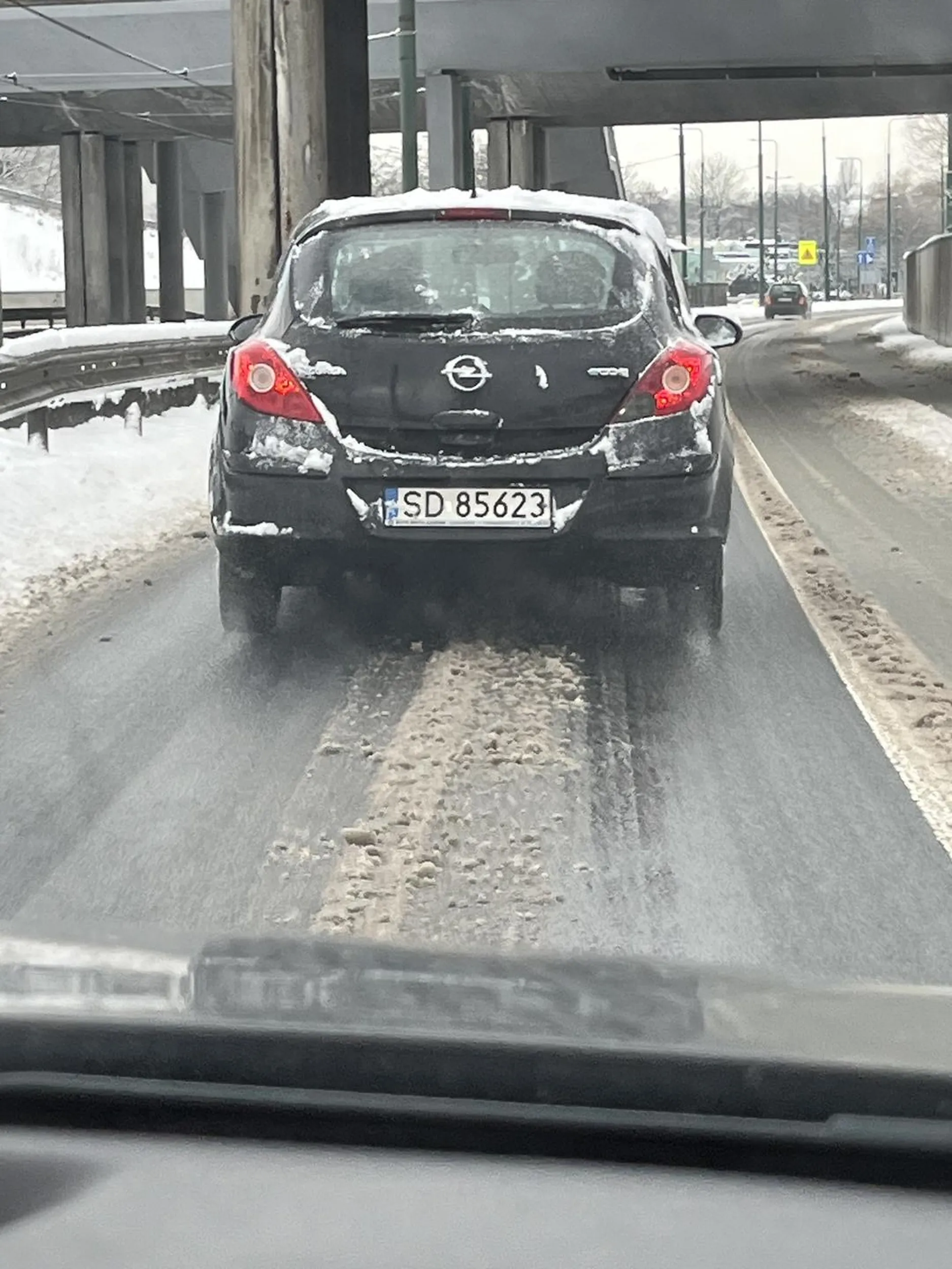 Uwaga zajeżdża drogę , zmienia pas bez ostrzeżenia wjeżdżając przed samą maskę i to w warunkach kiedy nie da się wychamowac