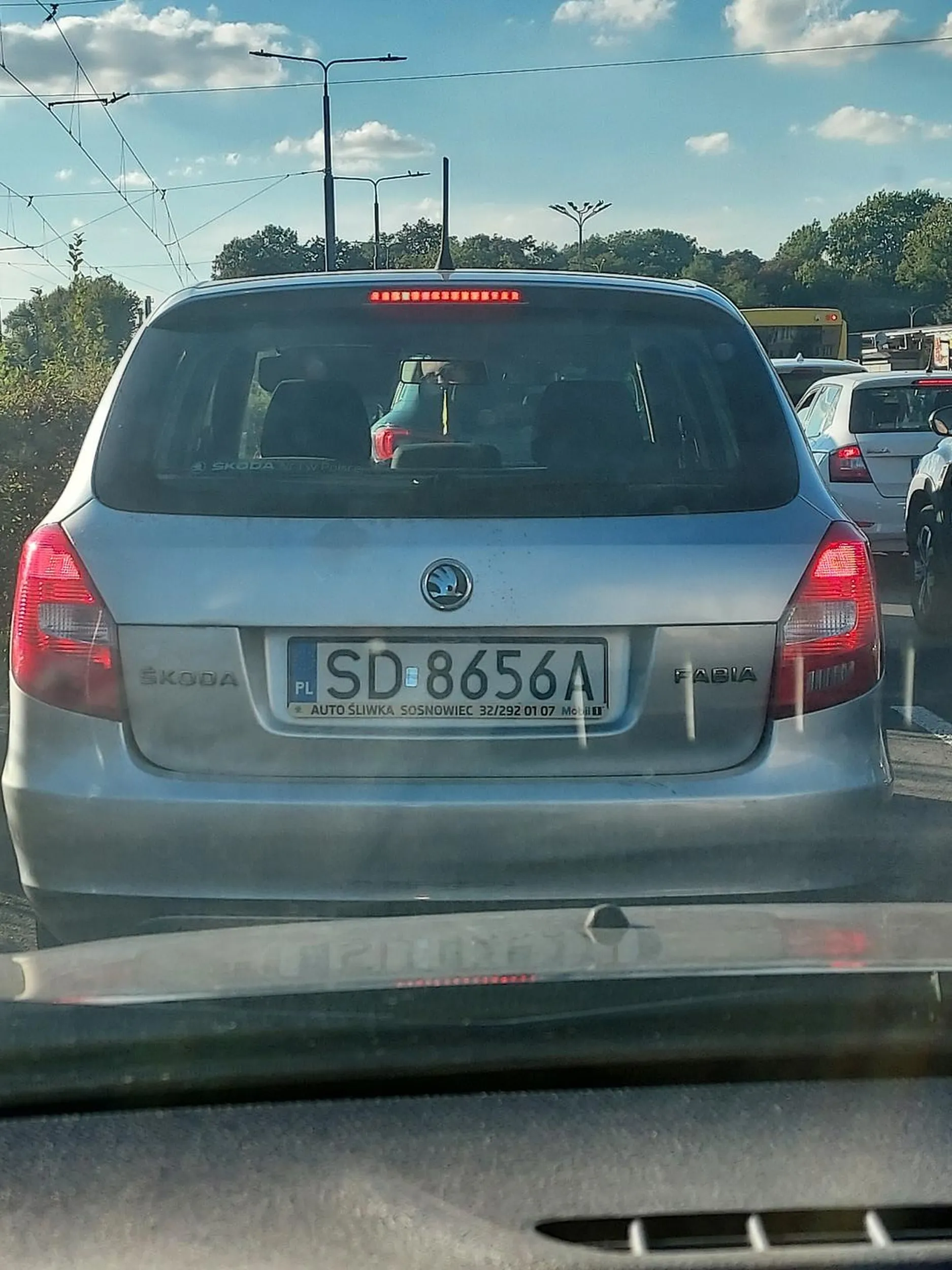 Babka w srebrnej skodzie  fabii, zmienia pas wprost pod inne auto. Lusterka to dla niej czarna magia