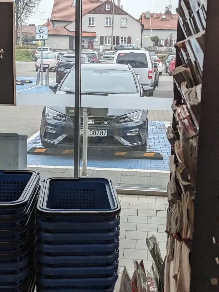 Bezczelny cham blokuje miejsce parkingowe dla rodziców z dziećmi a na zwróconą uwagę cwaniakuje i prowokuje.