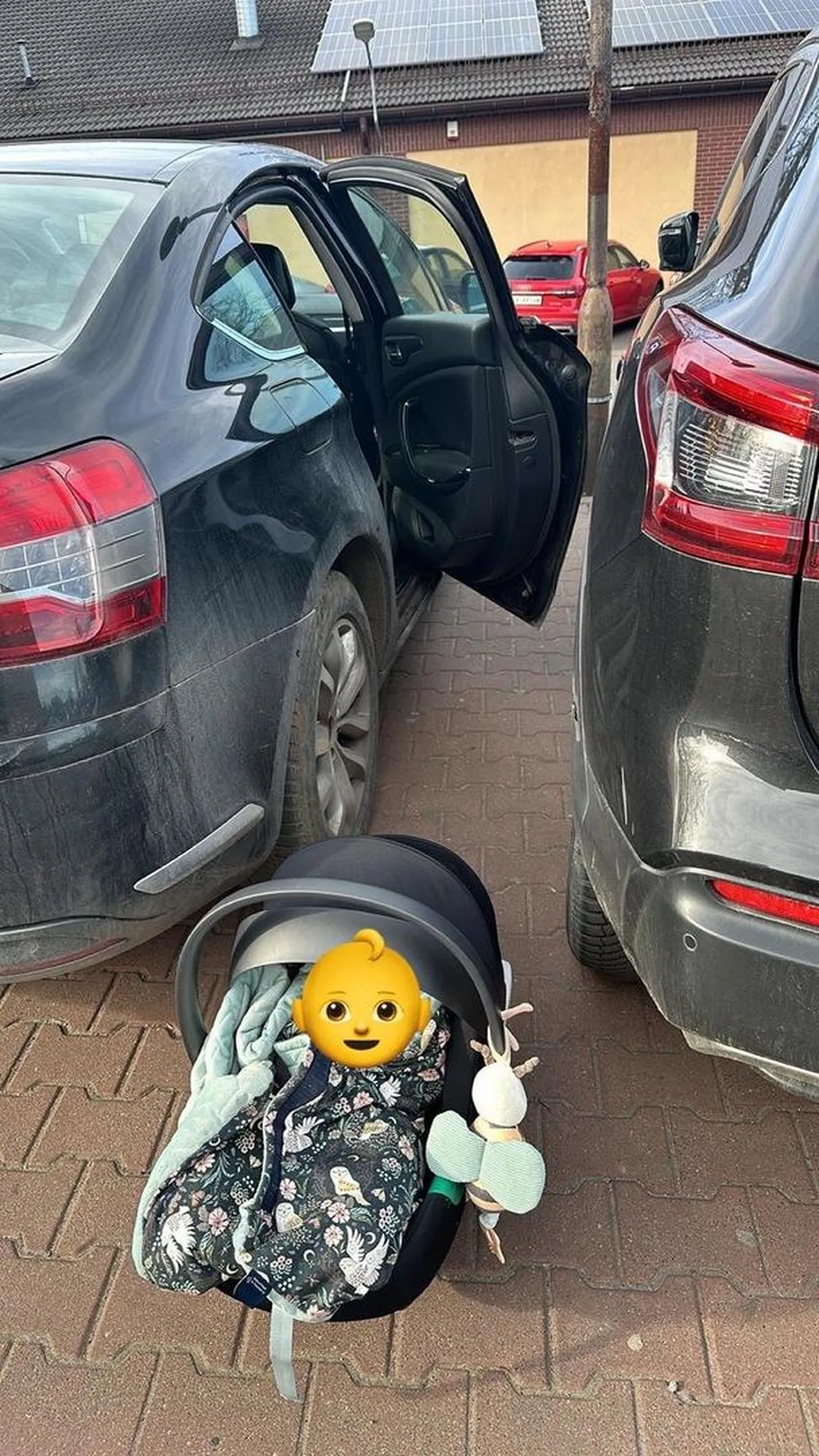 Miejsce parkingowe bardzo szerokie, duże miejsca a osoba która parkowała chyba śpieszyła się na promocję do biedronki- dzięki panu nie mogłam wsadzić dziecka w foteliku do samochodu od strony, gdzie mamy bazę bo pan/pani postawnowila zaparkować na skos /