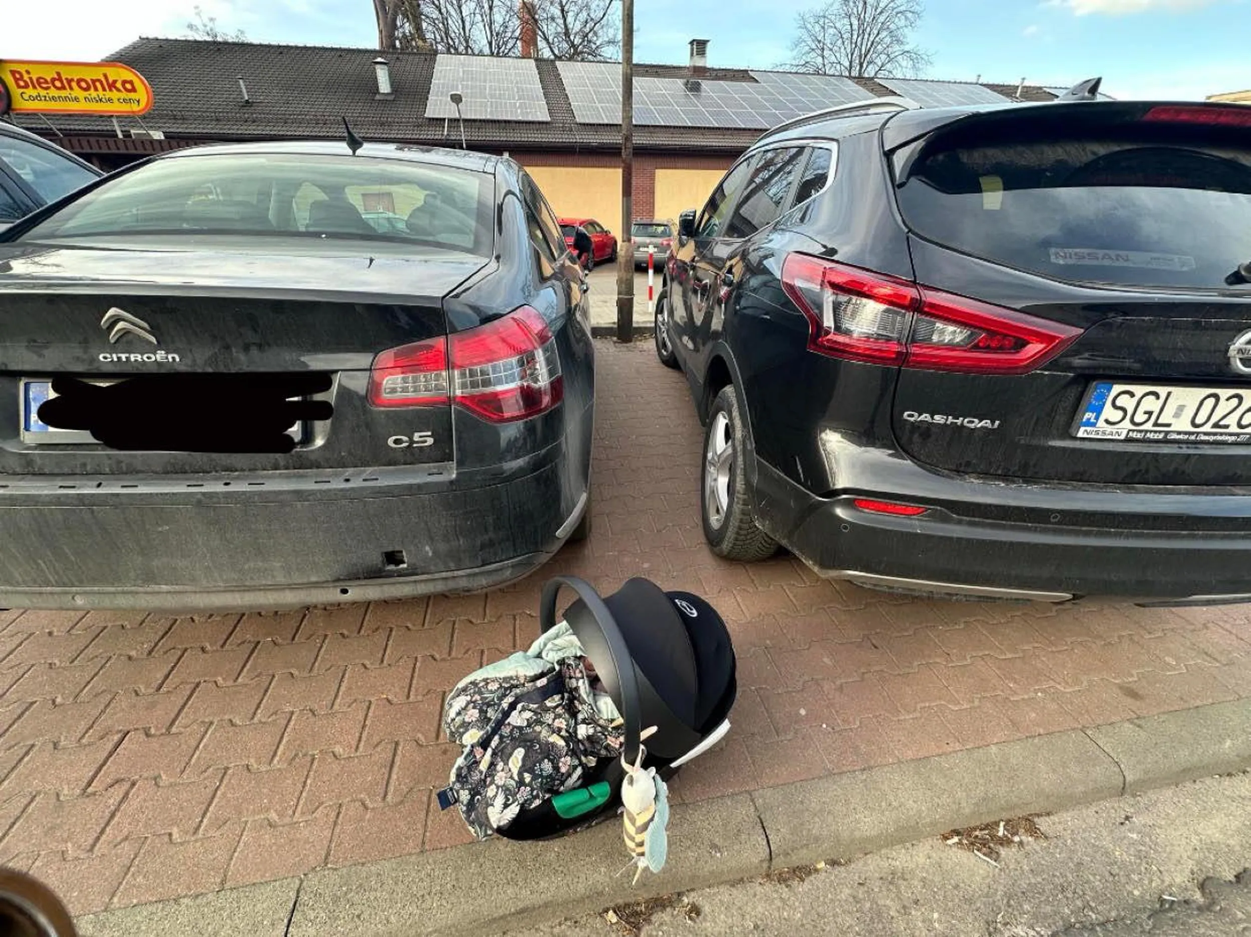 Miejsce parkingowe bardzo szerokie, duże miejsca a osoba która parkowała chyba śpieszyła się na promocję do biedronki- dzięki panu nie mogłam wsadzić dziecka w foteliku do samochodu od strony, gdzie mamy bazę bo pan/pani postawnowila zaparkować na skos /