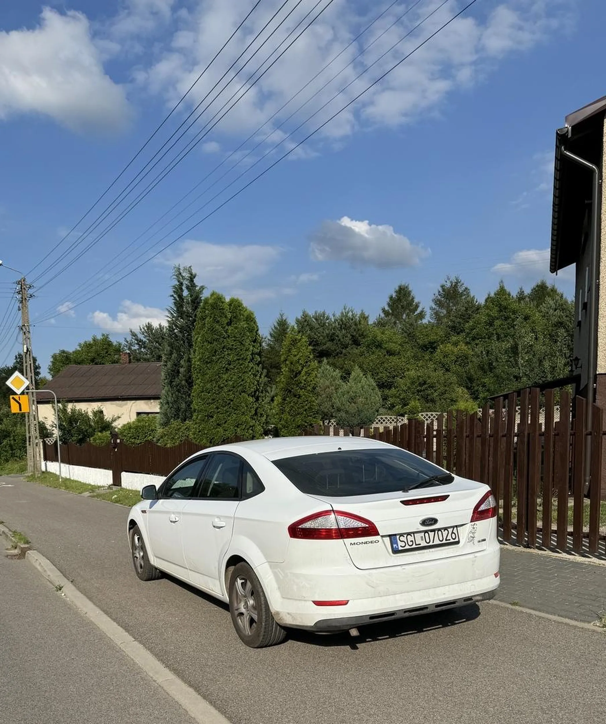 Piękne parkowanie na ścieżce pieszo/rowerowej oby tak dalej