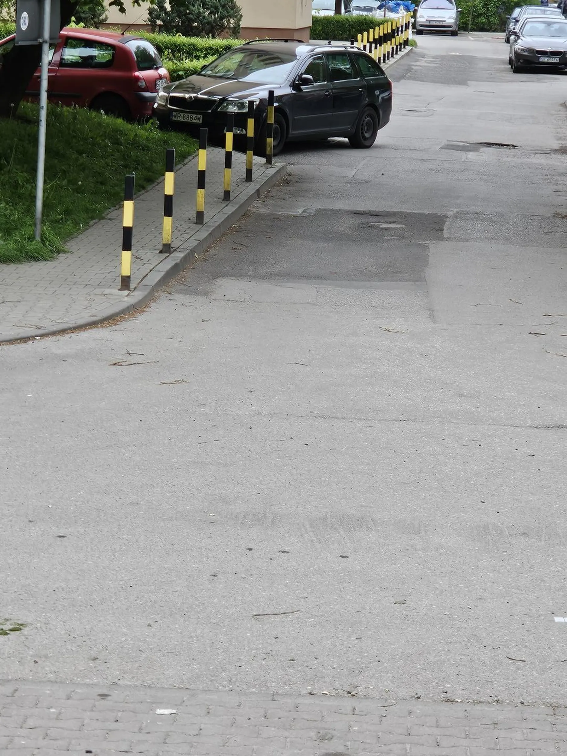 Tylko z rejestracją SGL, czyli z lasu można tak zaparkować aby przyblokować ludziom wyjazd z ulicy