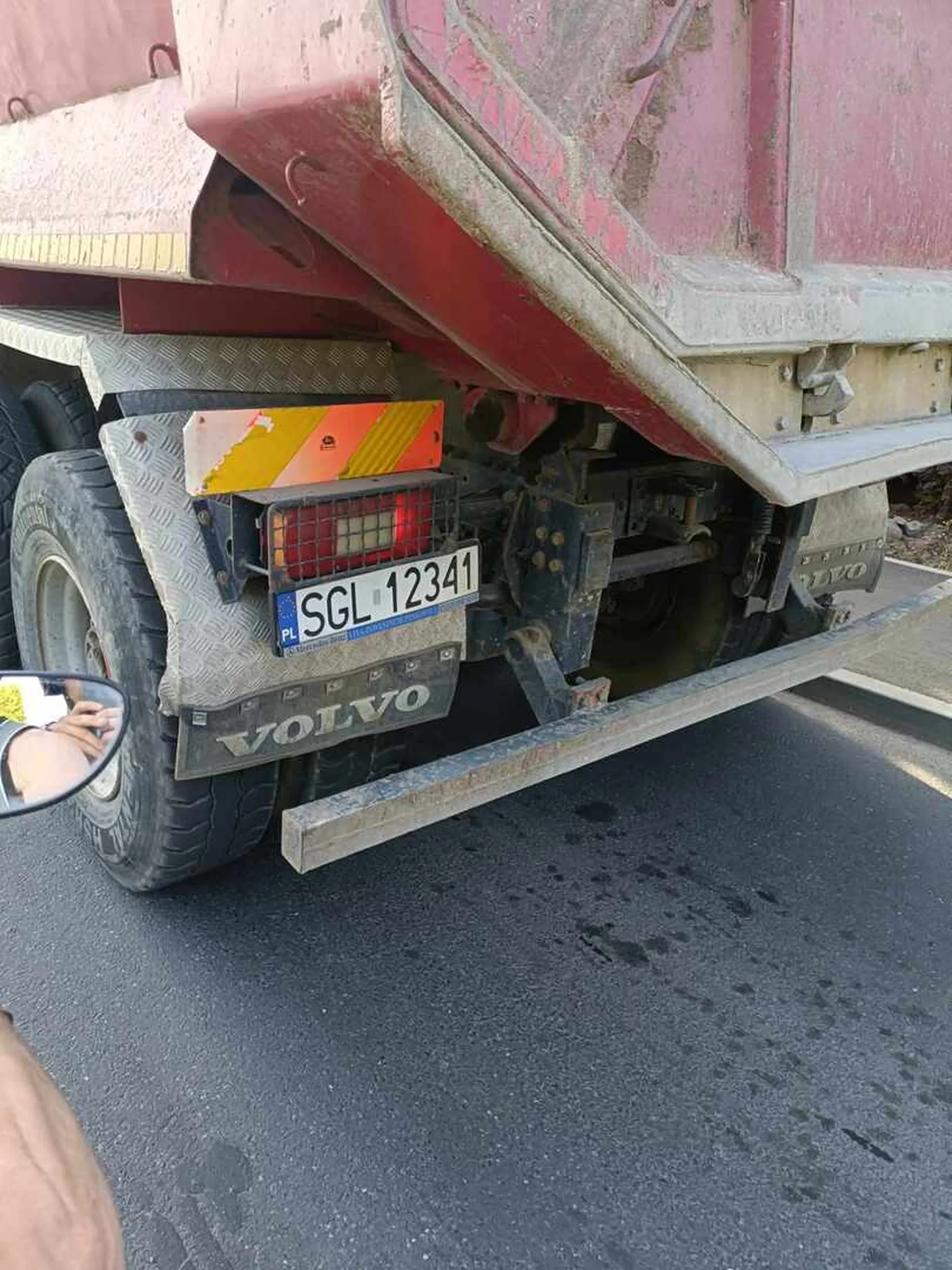 Kierowca wjechał pod zakaz zjeżdżał z dużą prędkoscią na drodze z zakazem tonażowym i prawie potrącił nas na motoże