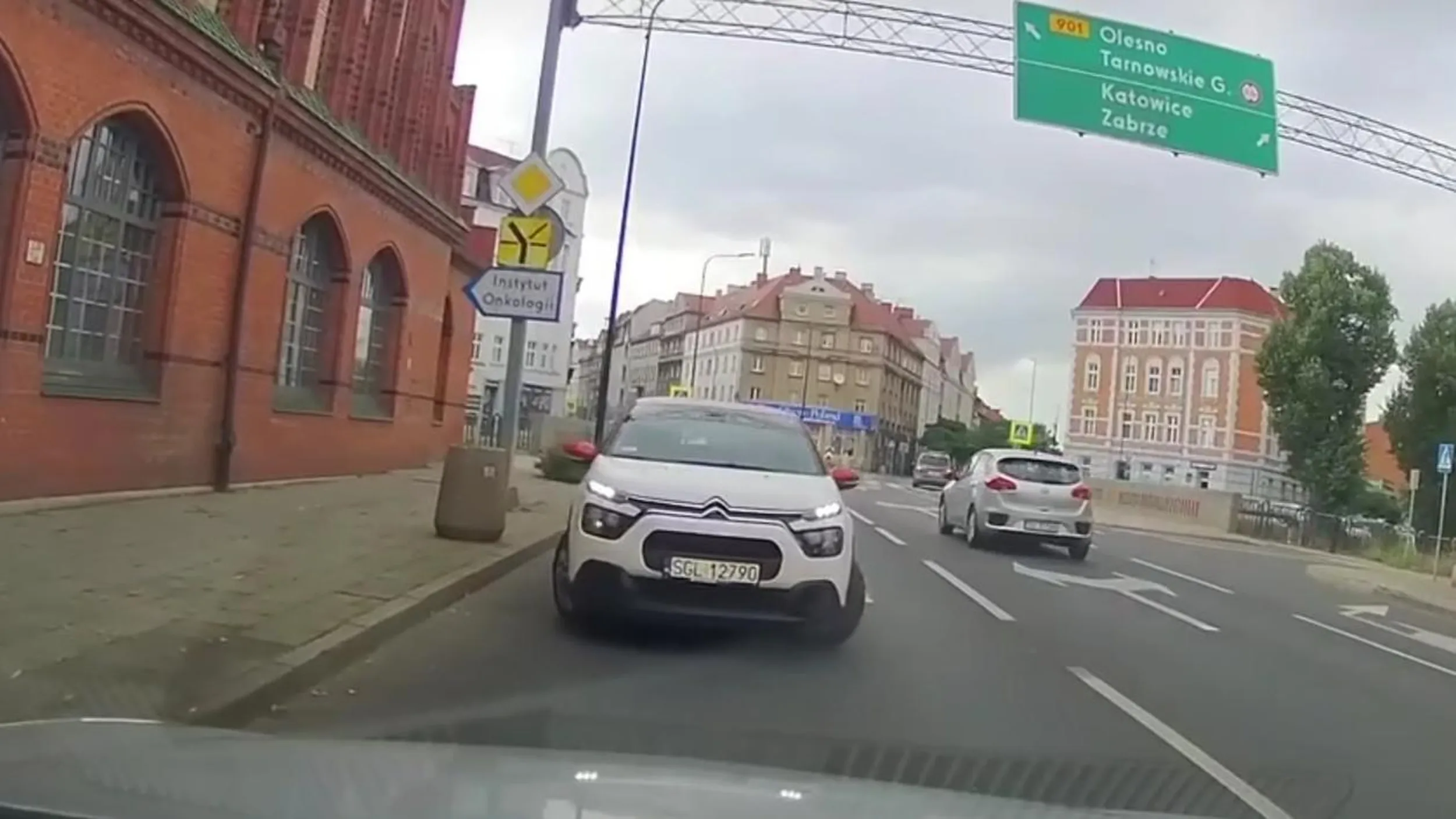 5.08.2024. Gliwice, ul. Wrocławska, jednokierunkowa. Znaki pionowe, znaki poziome... A ten pod prąd... (z netu)