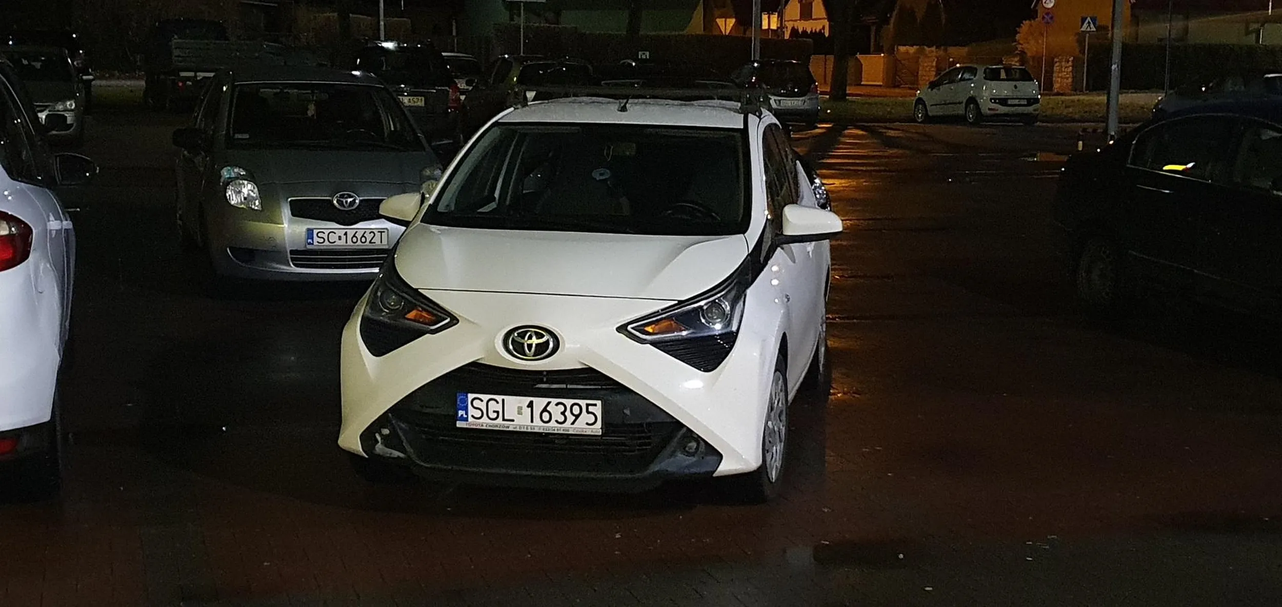 Mistrz parkowania ! Najmniejszy kurdupel na parkingu ale miejsca potrzebuje na 2 auta !