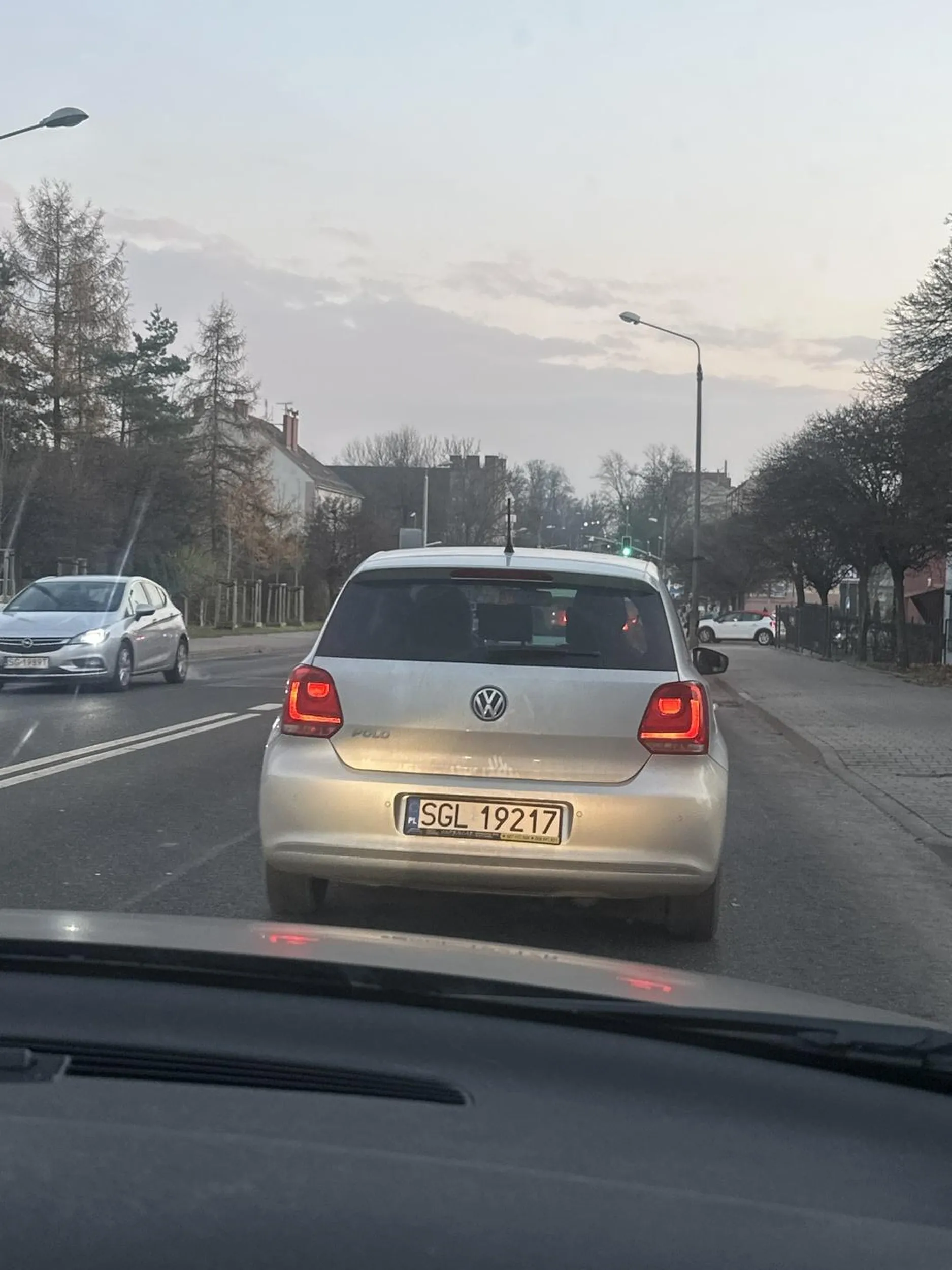 Głupia cipa blokuje przejazd na skrzyżowaniu