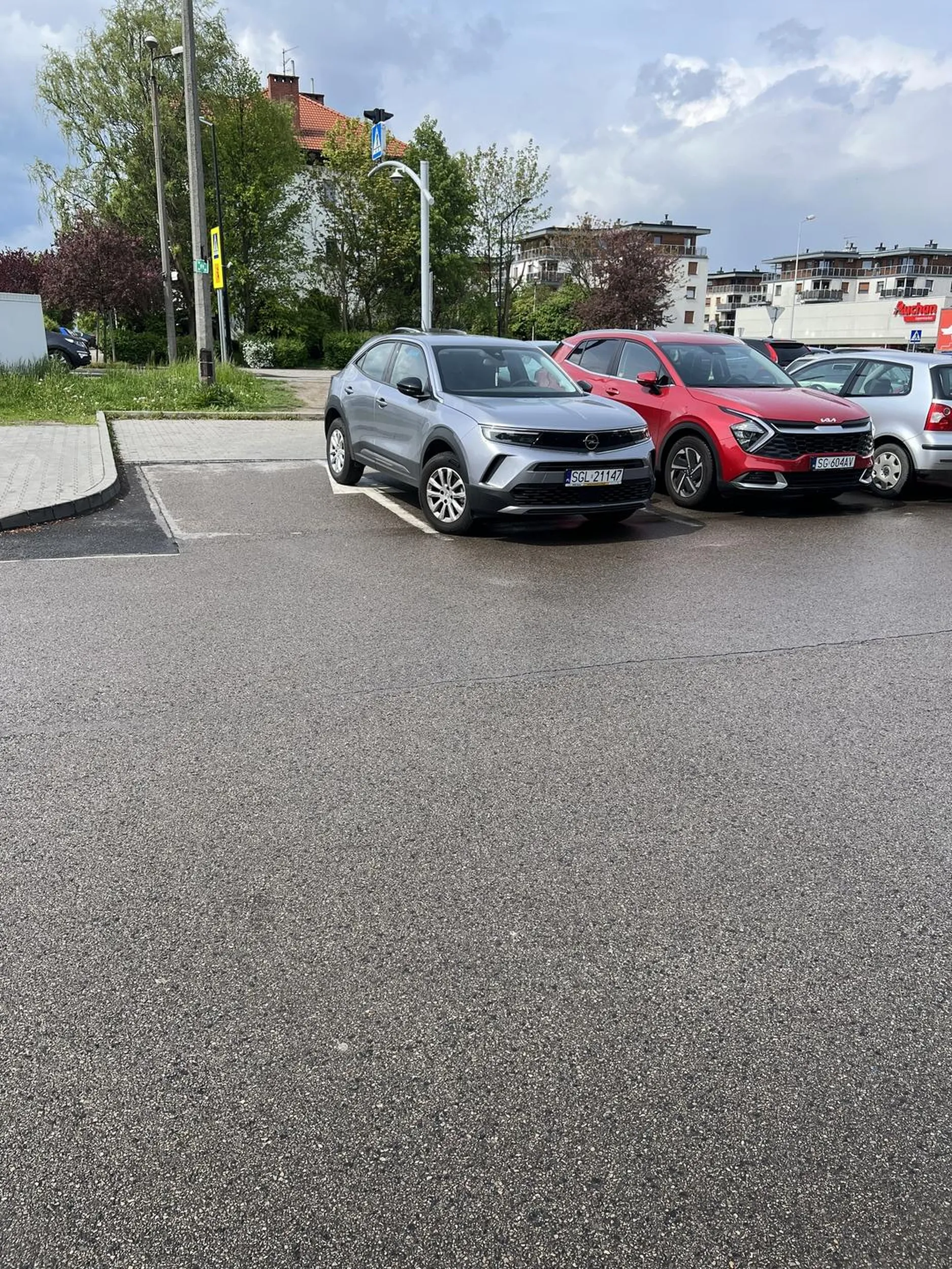 Zaparkował/a na drodze przy biedronce… ta strzałka nie jest tam dla ozdoby.