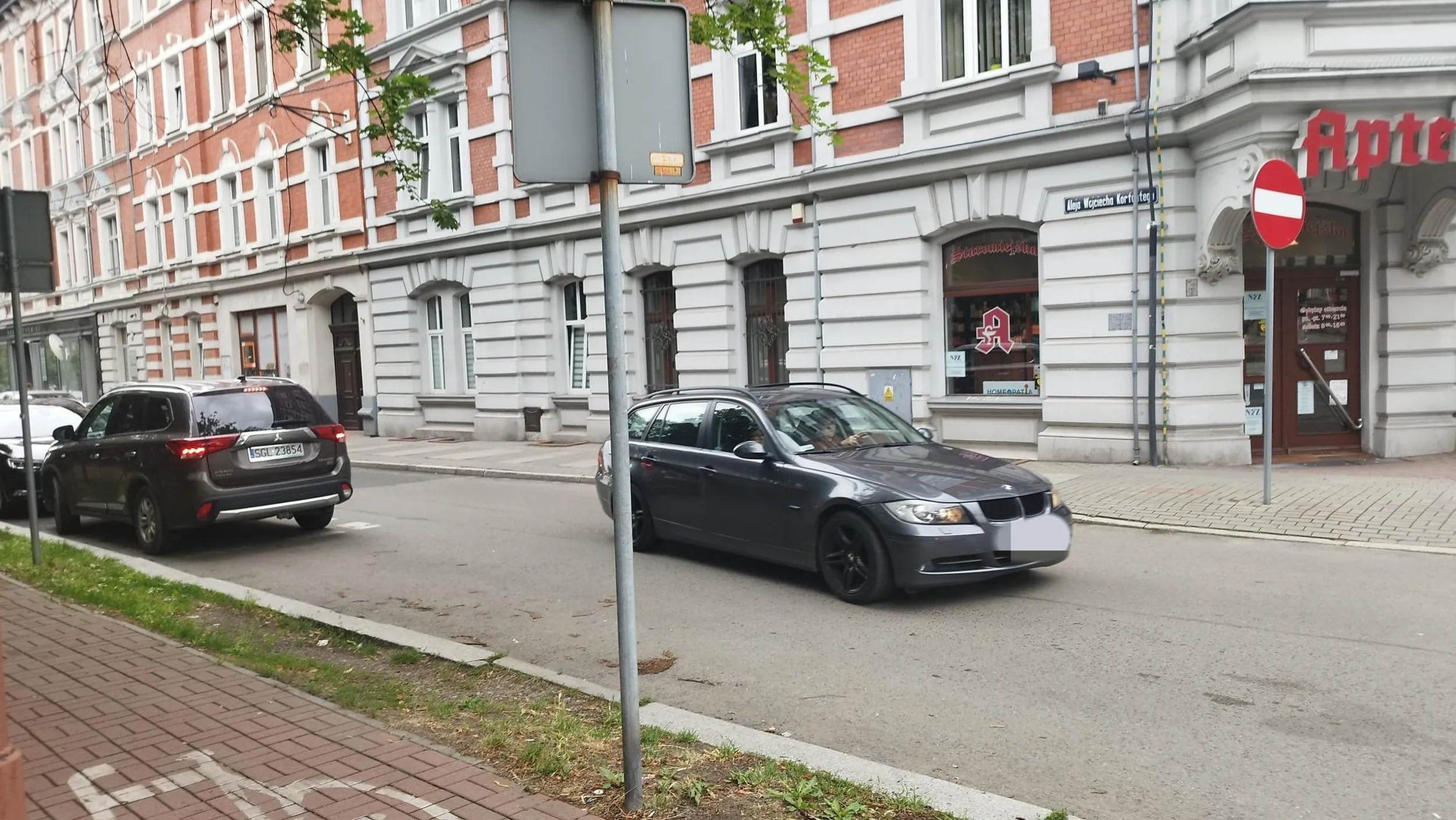 4.06.2024 Gliwice. Pacjent z cyklu: Co?! Ja nie wjadę pod zakaz?! Sobie wziął i skręcił z Kościuszki w Korfantego. Co z tego, że inni kierowcy trąbią i wskazują mu znak. Cham się uparł i co zrobisz ;)