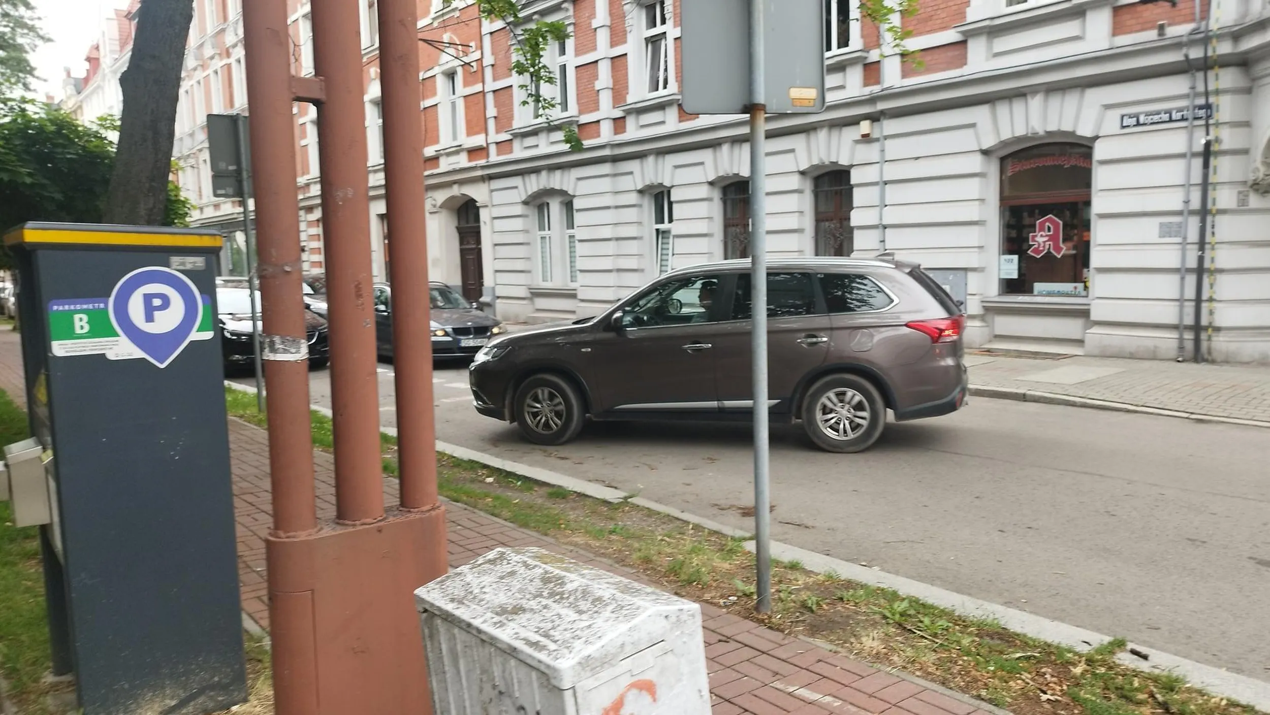 4.06.2024 Gliwice. Pacjent z cyklu: Co?! Ja nie wjadę pod zakaz?! Sobie wziął i skręcił z Kościuszki w Korfantego. Co z tego, że inni kierowcy trąbią i wskazują mu znak. Cham się uparł i co zrobisz ;)