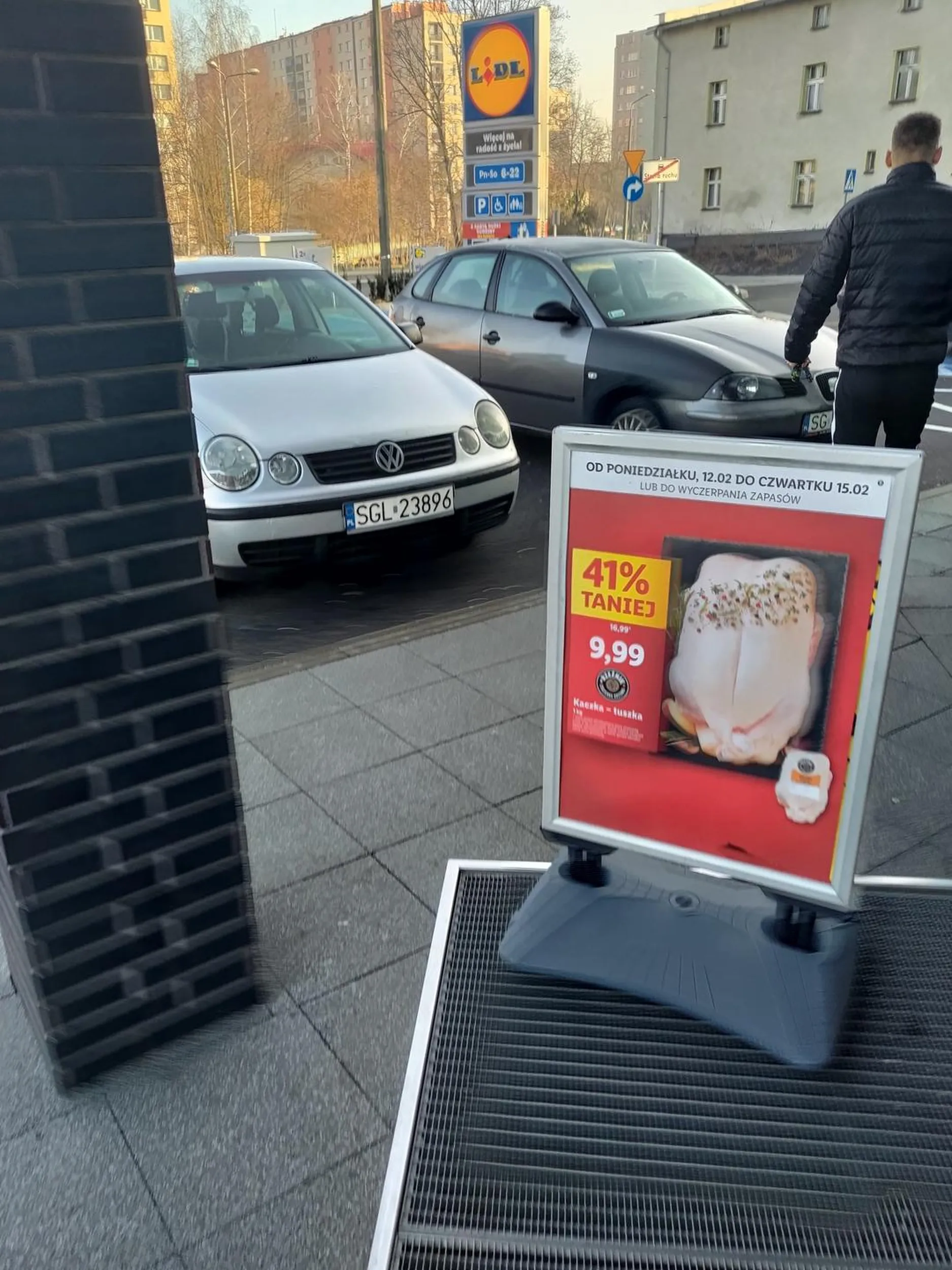 Pozdrawiam Panią kierowczynie której brakło miejsca na parkingu i postawiła się pod samymi drzwiami.