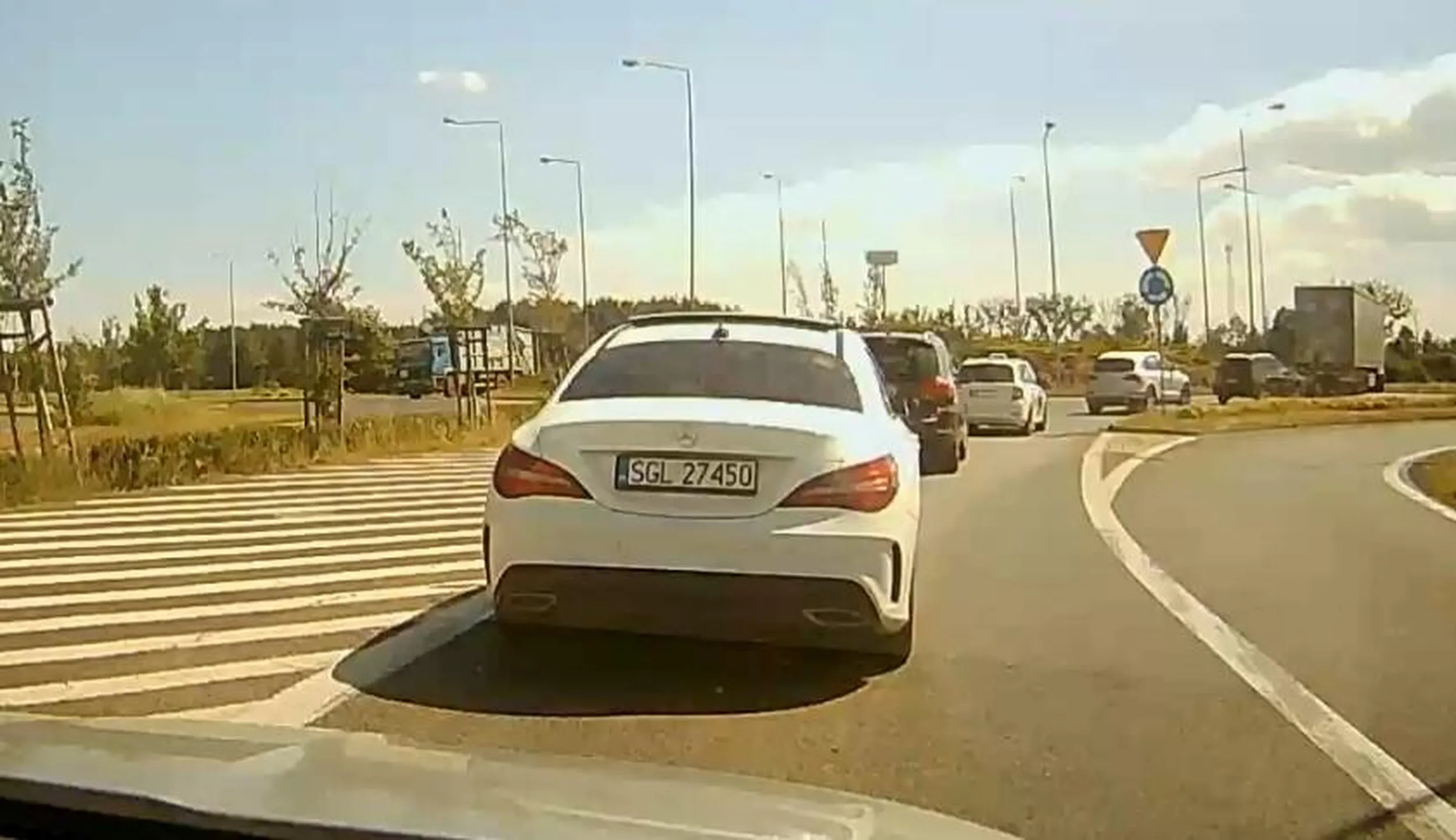 mały fiutek z dużym ego nie potrafiący znieść że ktoś go wyprzedza więc przyśpiesza stwarzając zagrożenie