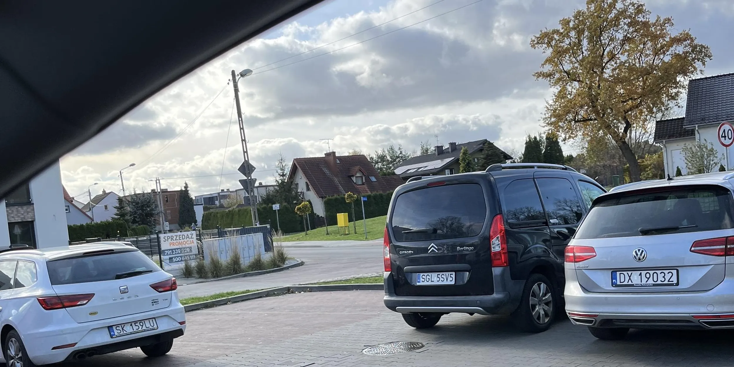 Zgadnijcie gdzie powinno się zaparkować (?). Chyba nie każdy potrafi odróżnić czerwoną kostkę od szarej, nie każdy widzi gdzie parkują normalni ludzie.