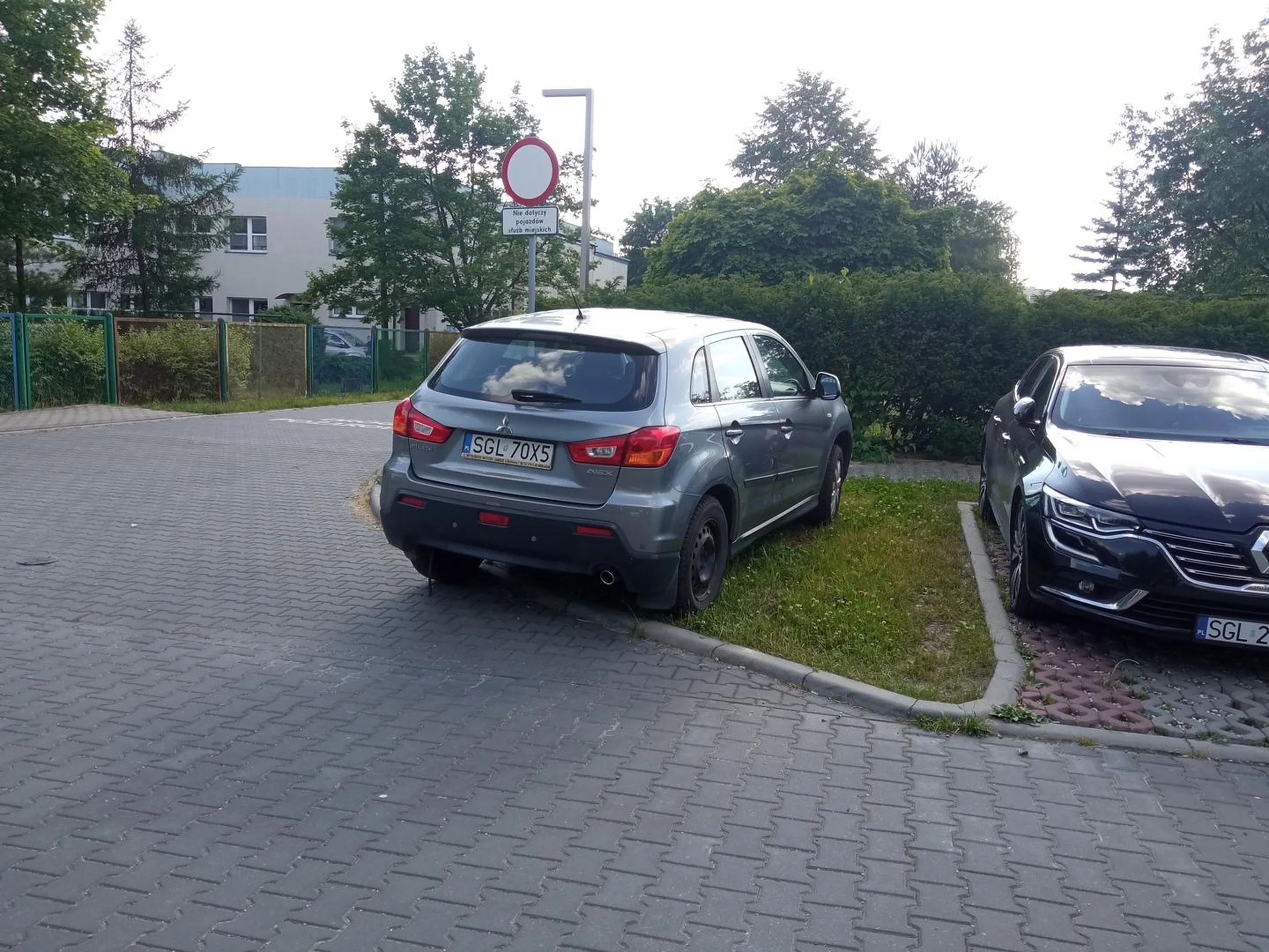 Co z tego że trawnik, przecież mam suva. A dalej nie stanę, bo nóżki się zmęczą.