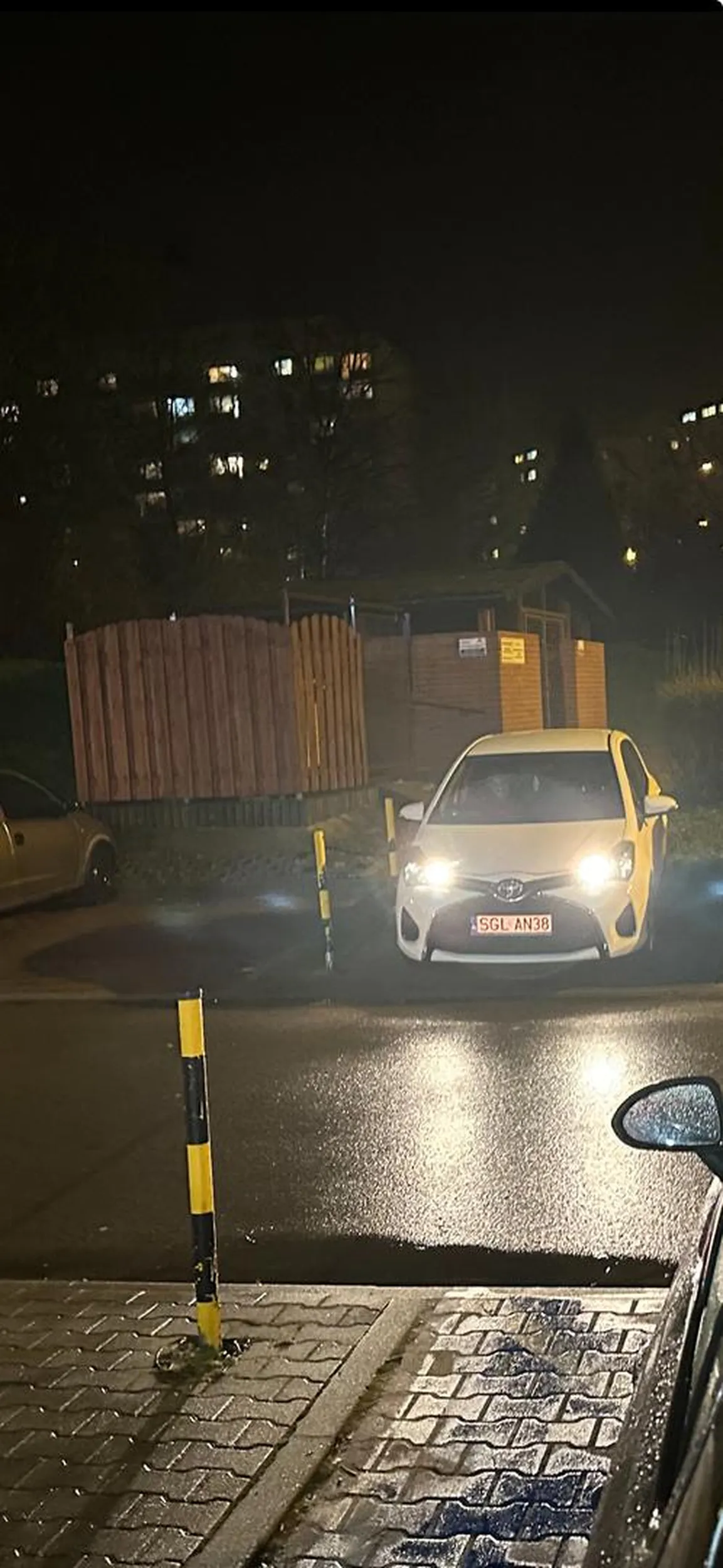 Blondyna stwierdziła, że zaparkuje się na chodniku praktycznie uniemożliwiając przejście. No bo ona na zakupy musi iść. Już pomijam fakt, że samochód pozostawiła z uruchomionym silnikiem.