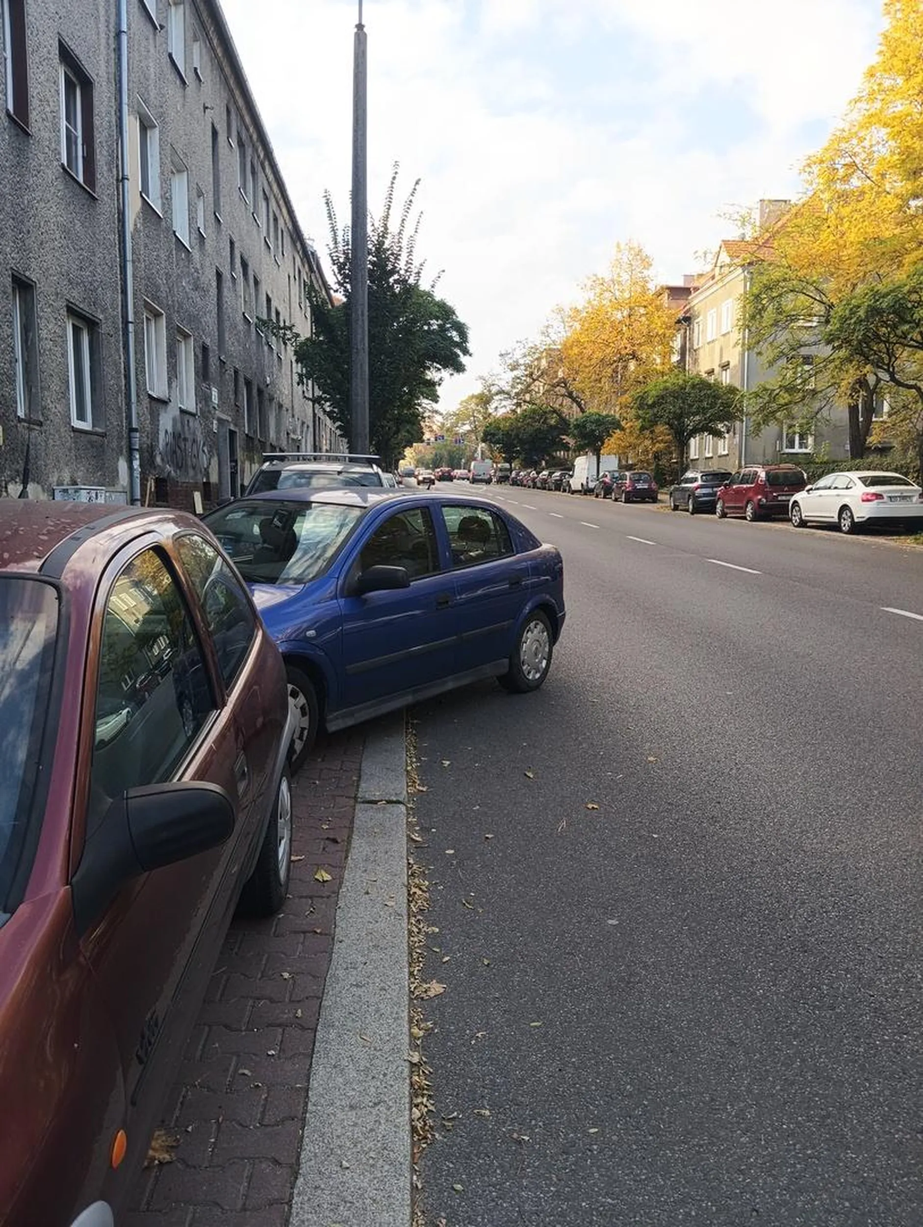 Każdorazowo przy ulicy Styczyńskiego w Gliwicach, kierowca parkuję w ten sposób i zagraża bezpieczeństwu ruchu drogowego.