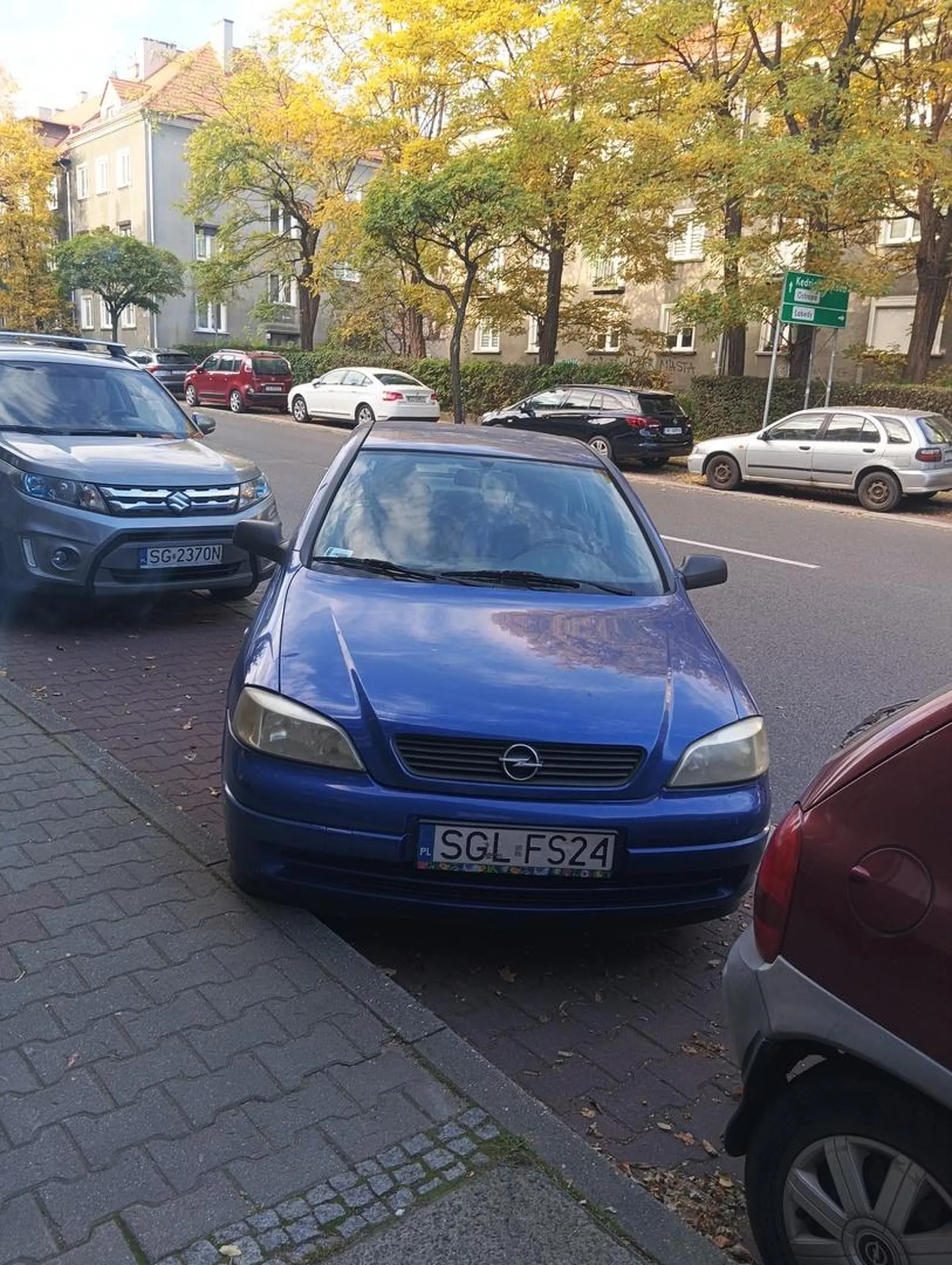 Każdorazowo przy ulicy Styczyńskiego w Gliwicach, kierowca parkuję w ten sposób i zagraża bezpieczeństwu ruchu drogowego.