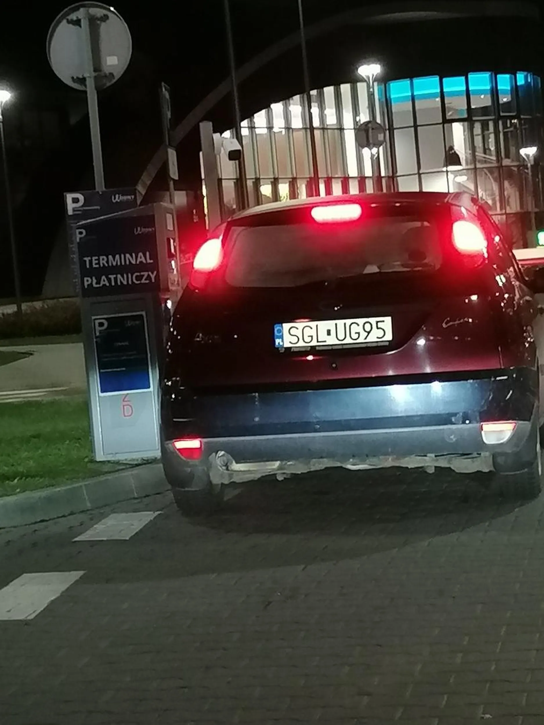 Na terenie parkingu Wodnego Parku Tychy, kierujący Fordem Focusem zapomniał wrzucić do popielniczki niedopałek papierosa. Przez "roztargnienie" niedopałek wylądował za oknem... bo musiał zapłacić za parking, więc trzeba było się pozbyć "peta". Zdarzenie miało miejsce w sobotę 16.11.2024 o godz. 18:32. Ciekawe czy w domu niedopałki też rzuca na podłogę licząc, że ktoś posprząta....
