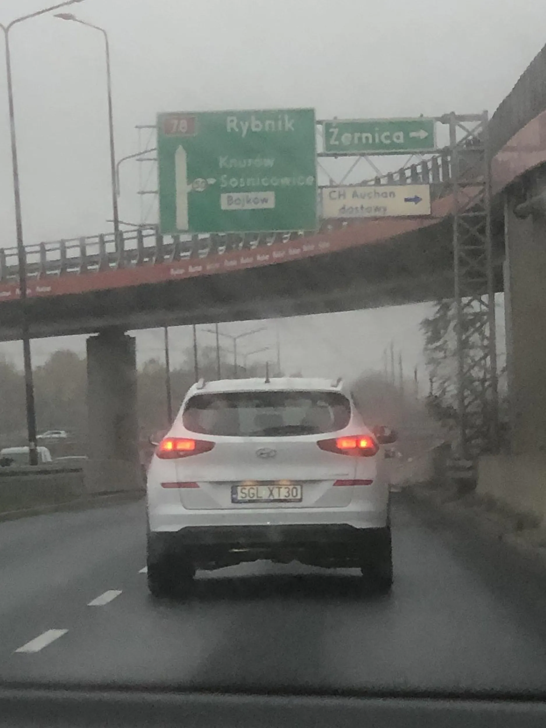 Celowo hamował i blokował drogę. Po prostu cham.