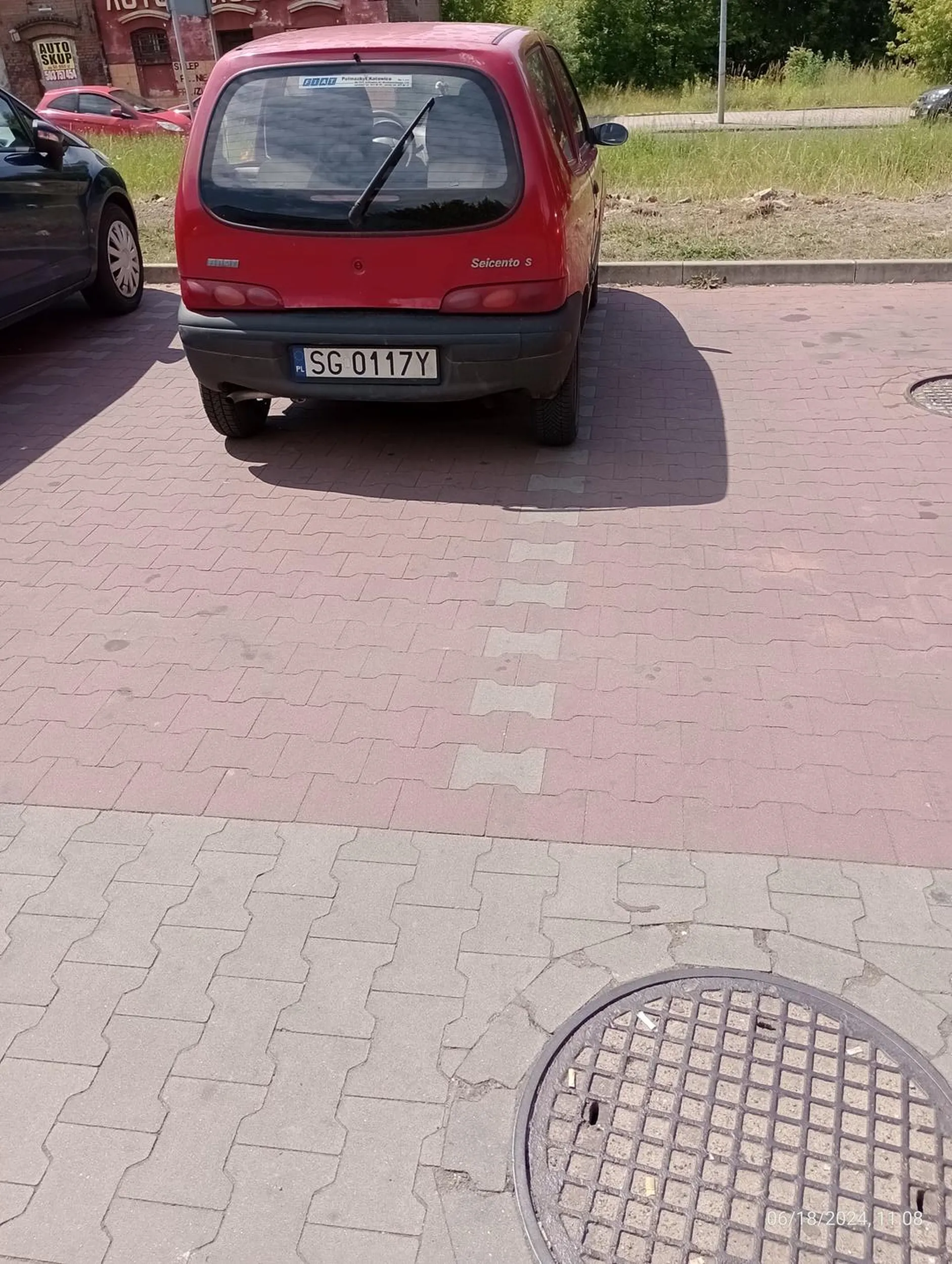 Mały kryp, a zaparkować go nie potrafi