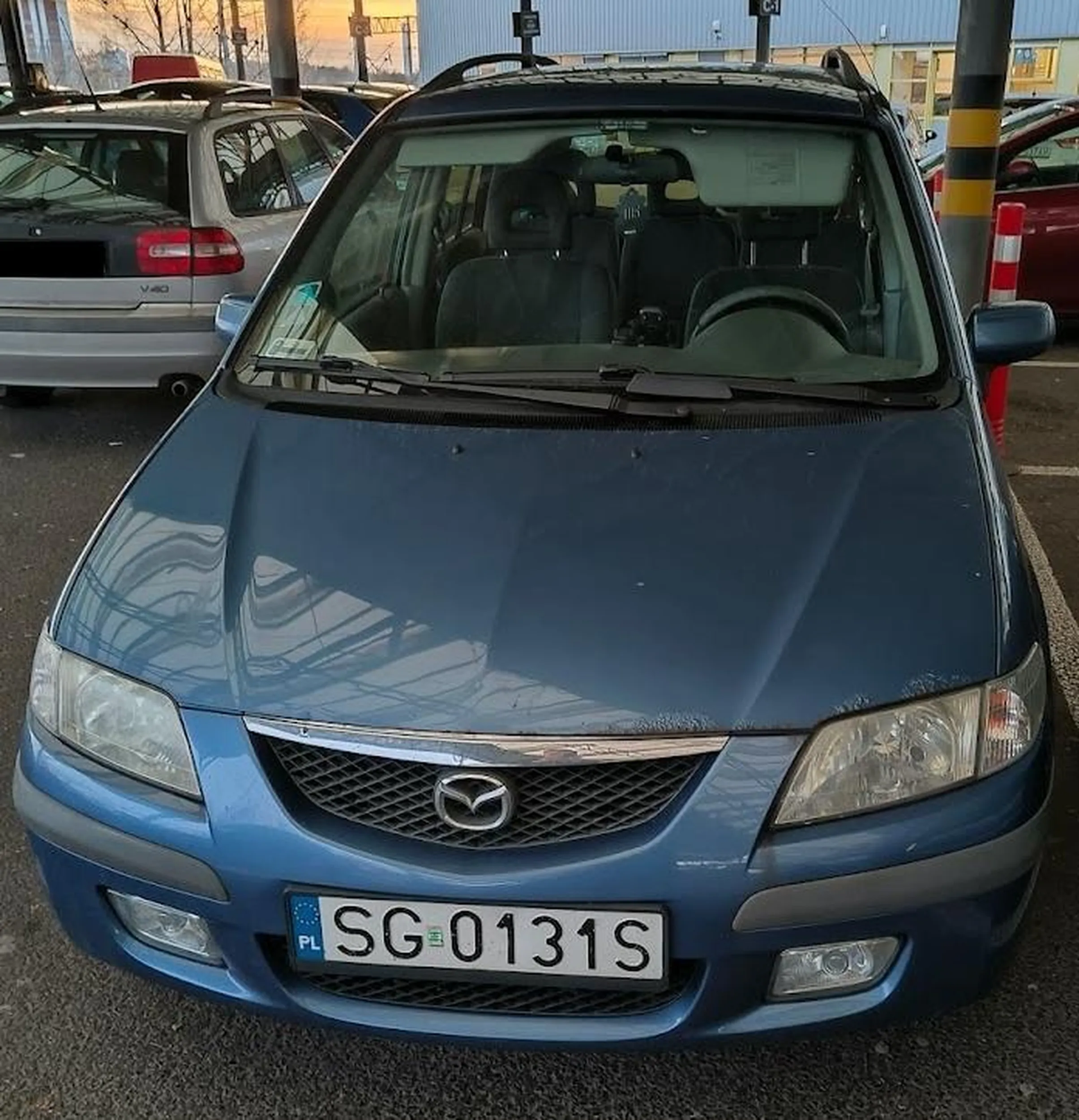 Sukinsyn, pomimo odpowiedniej ilości miejsca z obu stron zablokował mi wejście od strony kierowcy. Masz starego grata dziadzie i złą karmę którą zbierasz do odrobienia.