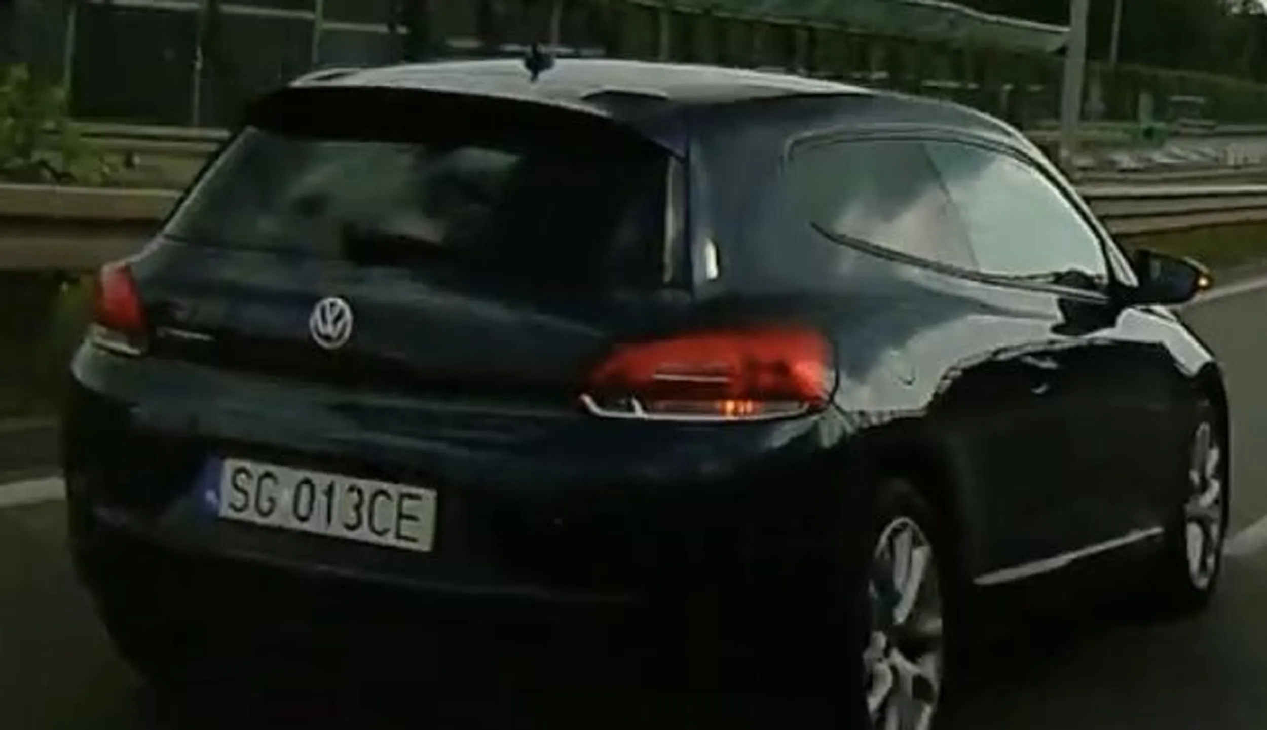 Zajeżdża drogę i udaje groźnego. Jeszcze się natnie.