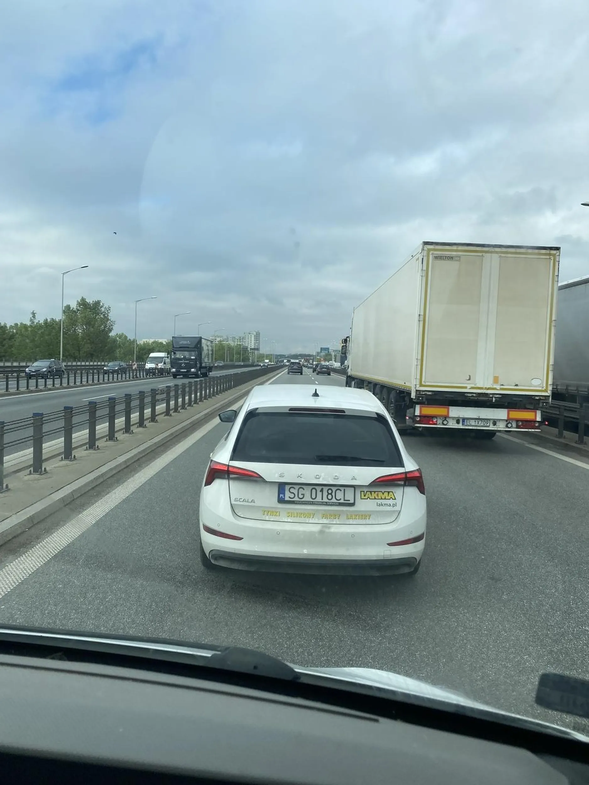 Lewy pas to nie kółko różańcowe.