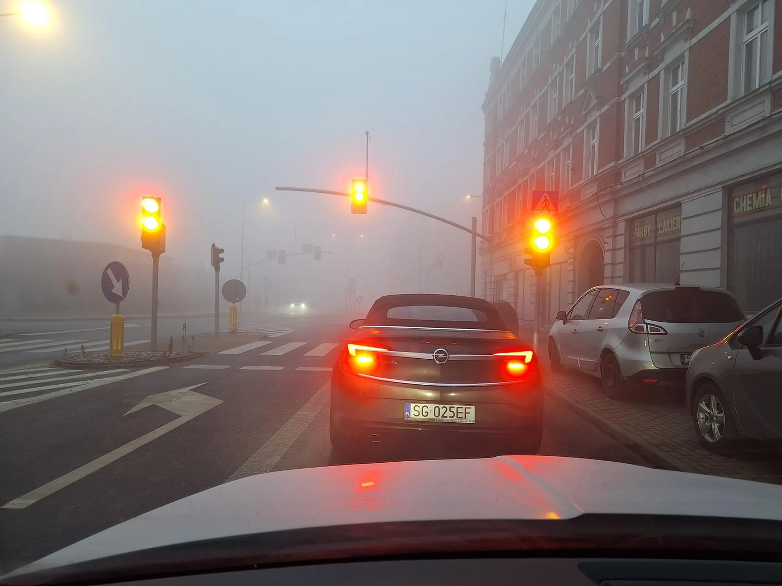 Widać cię.  Wyłącz przeciwmgielne i nie wypalaj oczu innym.