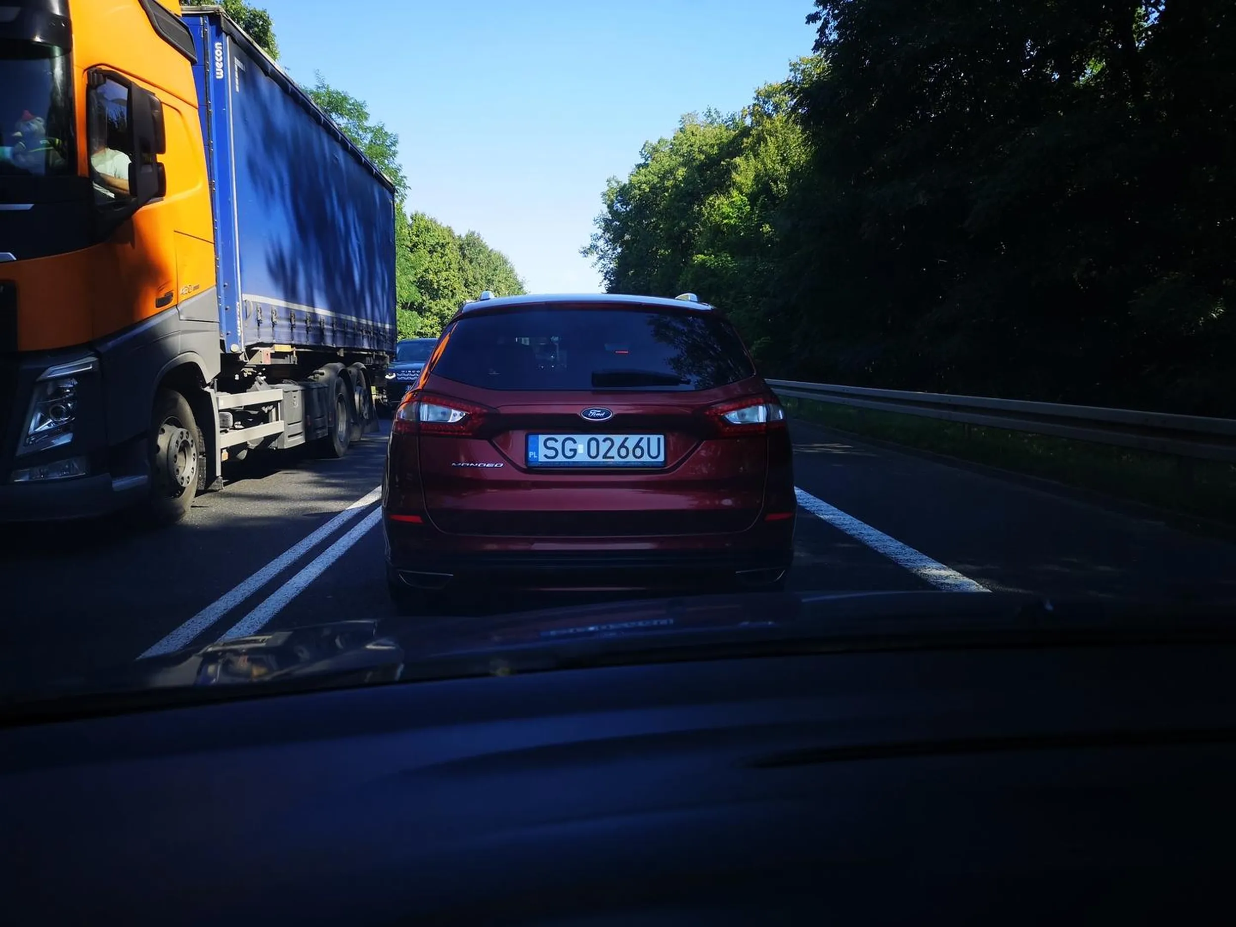 Fajfus wyprzedza prawą stroną, pasem rozpędowym na drodze jednopasmowej DK88