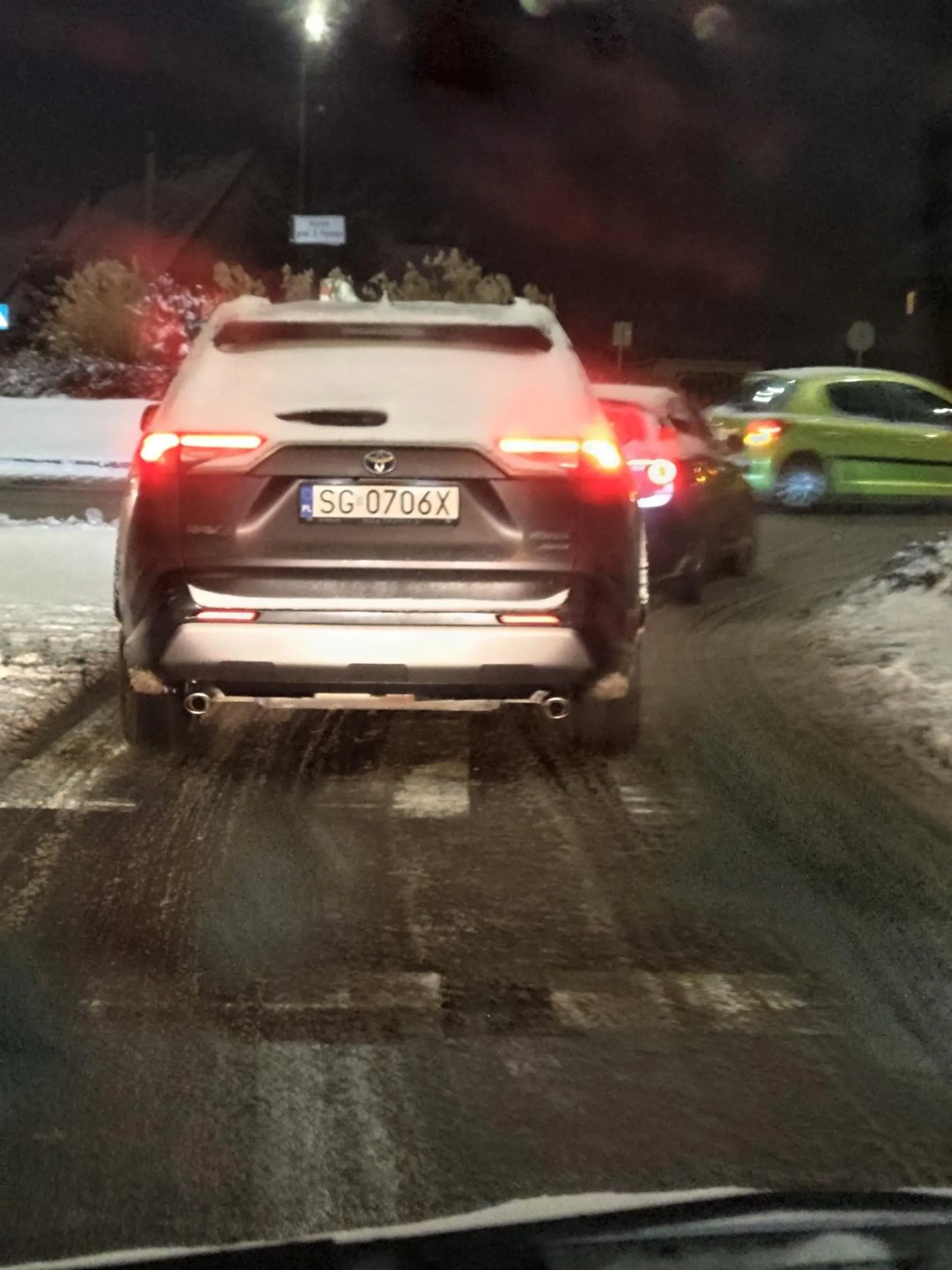 Zima jest, ale odśnieżyć tylniej szyby to się nie chce. Do tego nie używa kierunkowskazów.