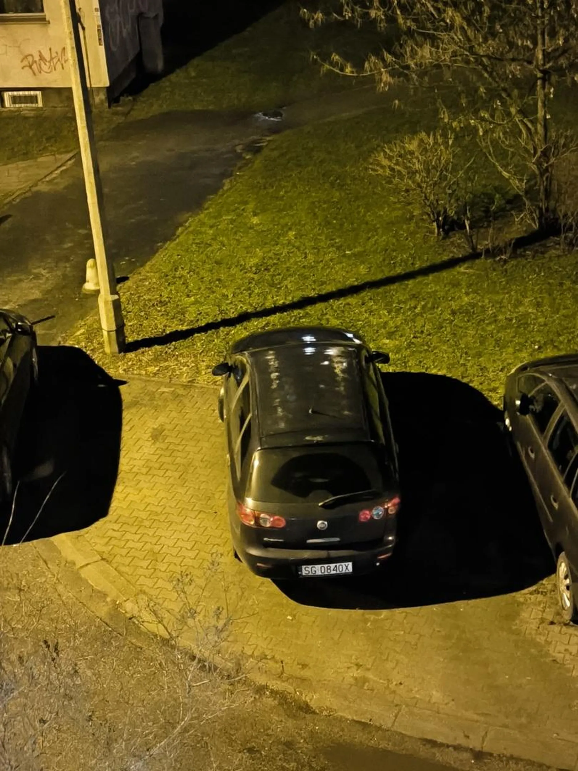 2 miejsca parkingowe zajmuje ciężko normalnie zaparkować.... człowiek wraca z pracy i nie ma gdzie zaparkować przez takich kretynów