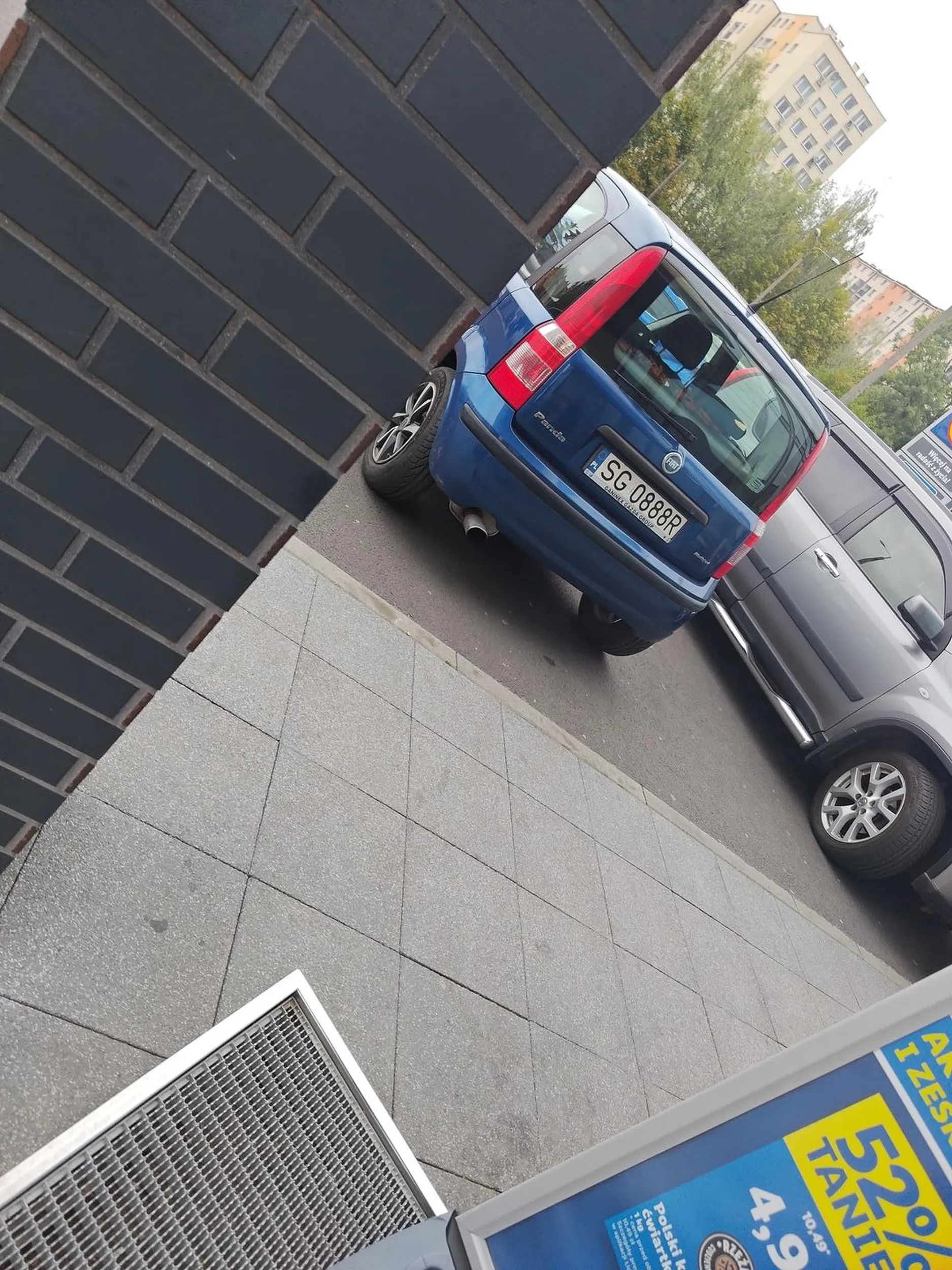 Ja rozumiem że promocja w Lidlu jest, ale można postawić się kulturalne w liniach. Proszę nauczyć się parkować.