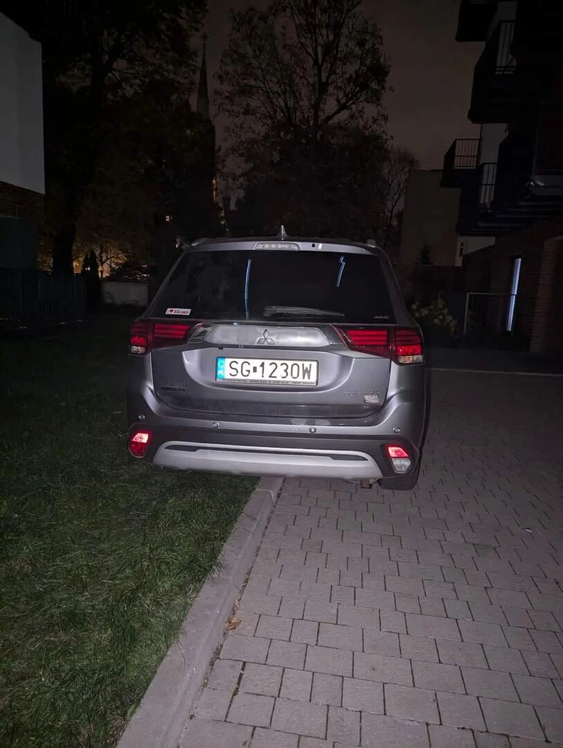 Specjalista od rozjeżdżania trawników na zamkniętym osiedlu w Gliwicach