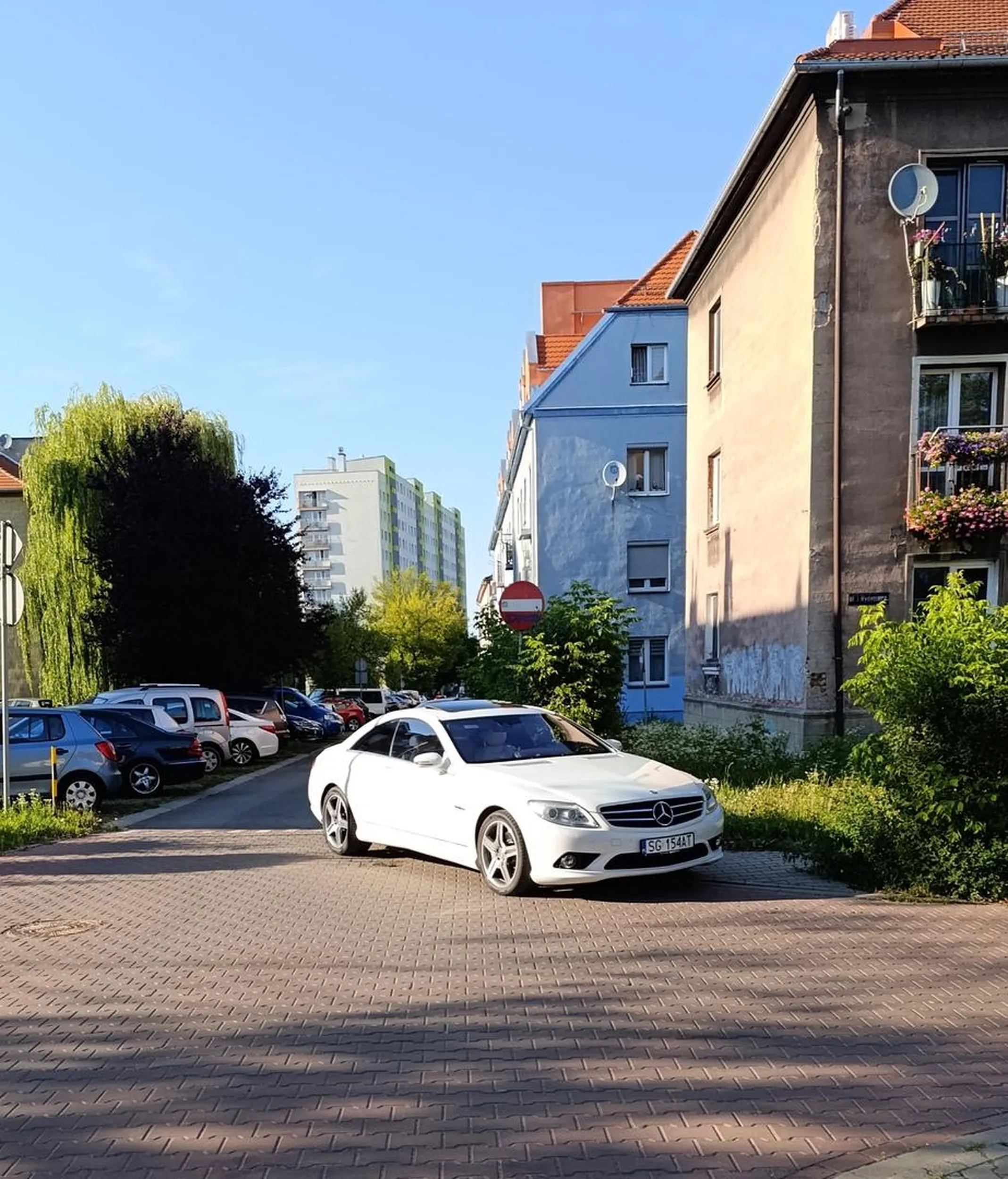 Zaparkowane na środku skrzyżowania.